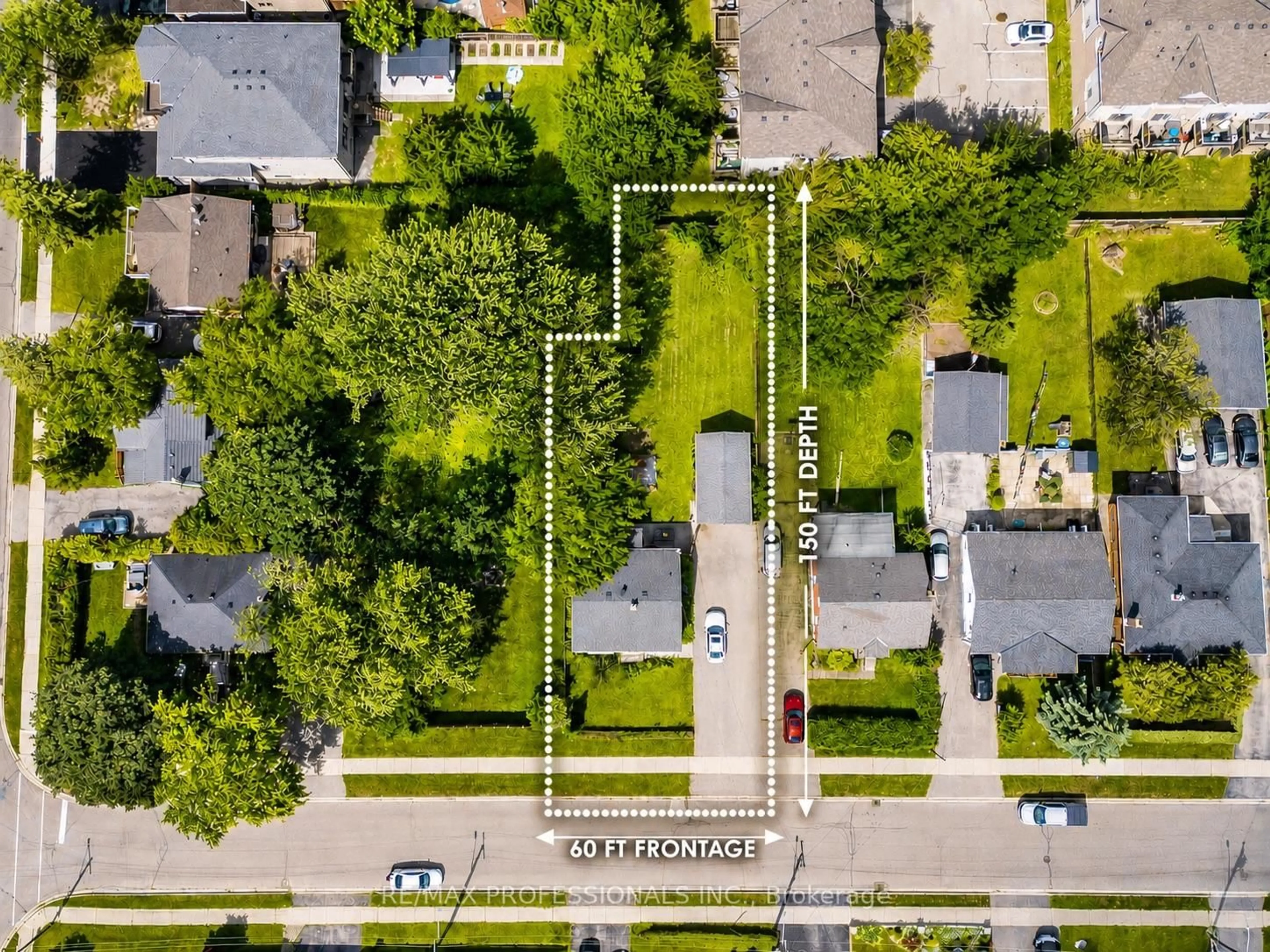 A pic from outside/outdoor area/front of a property/back of a property/a pic from drone, street for 1045 Helena St, Burlington Ontario M7R 3V5