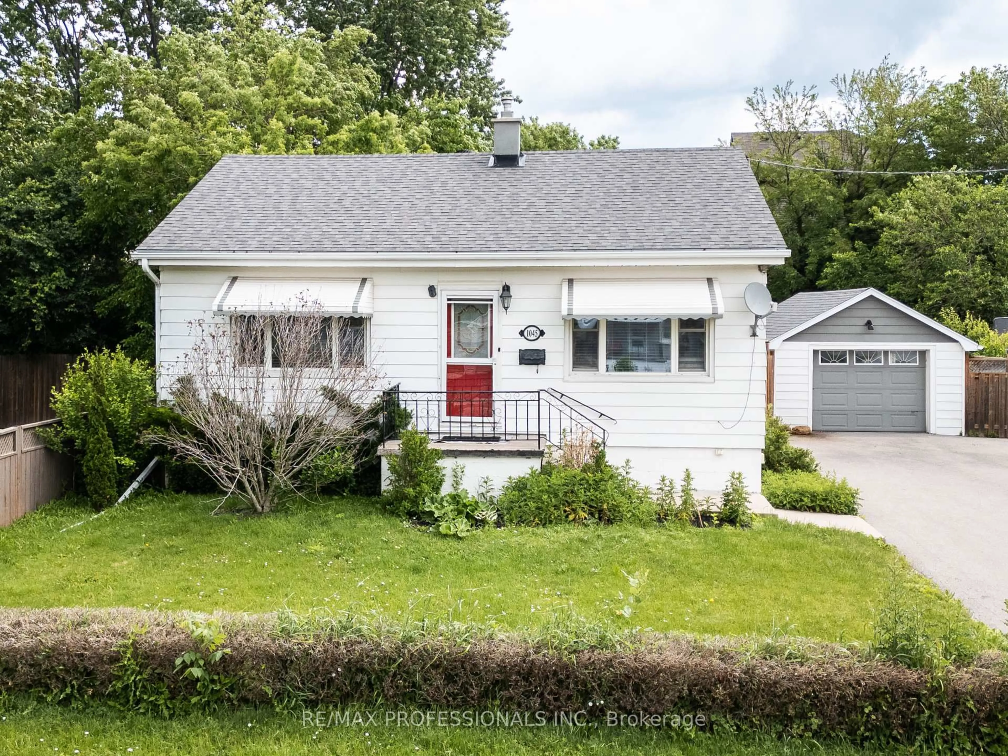 Home with vinyl exterior material, street for 1045 Helena St, Burlington Ontario M7R 3V5