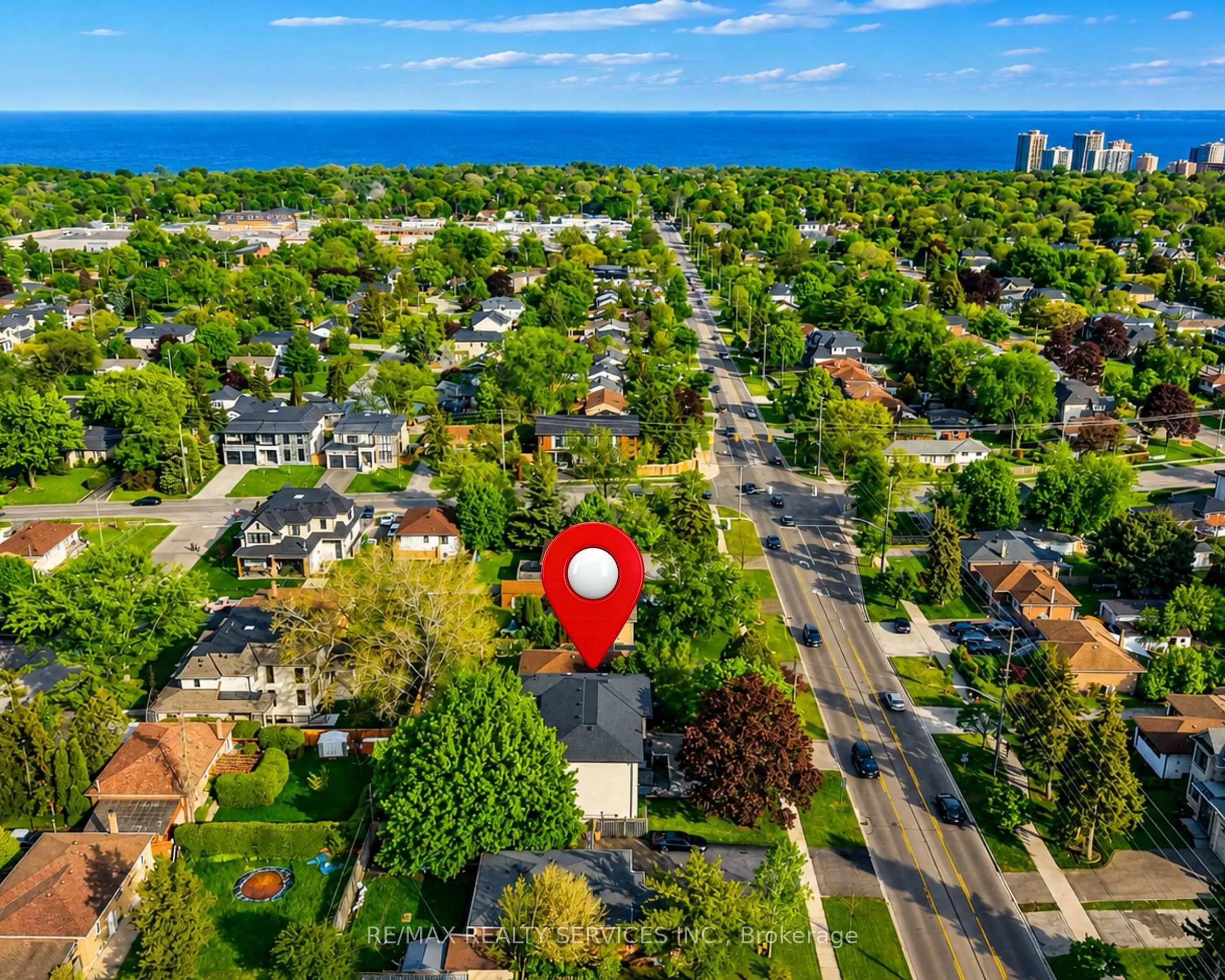 A pic from outside/outdoor area/front of a property/back of a property/a pic from drone, street for 519 Third Line, Oakville Ontario L6L 4A8
