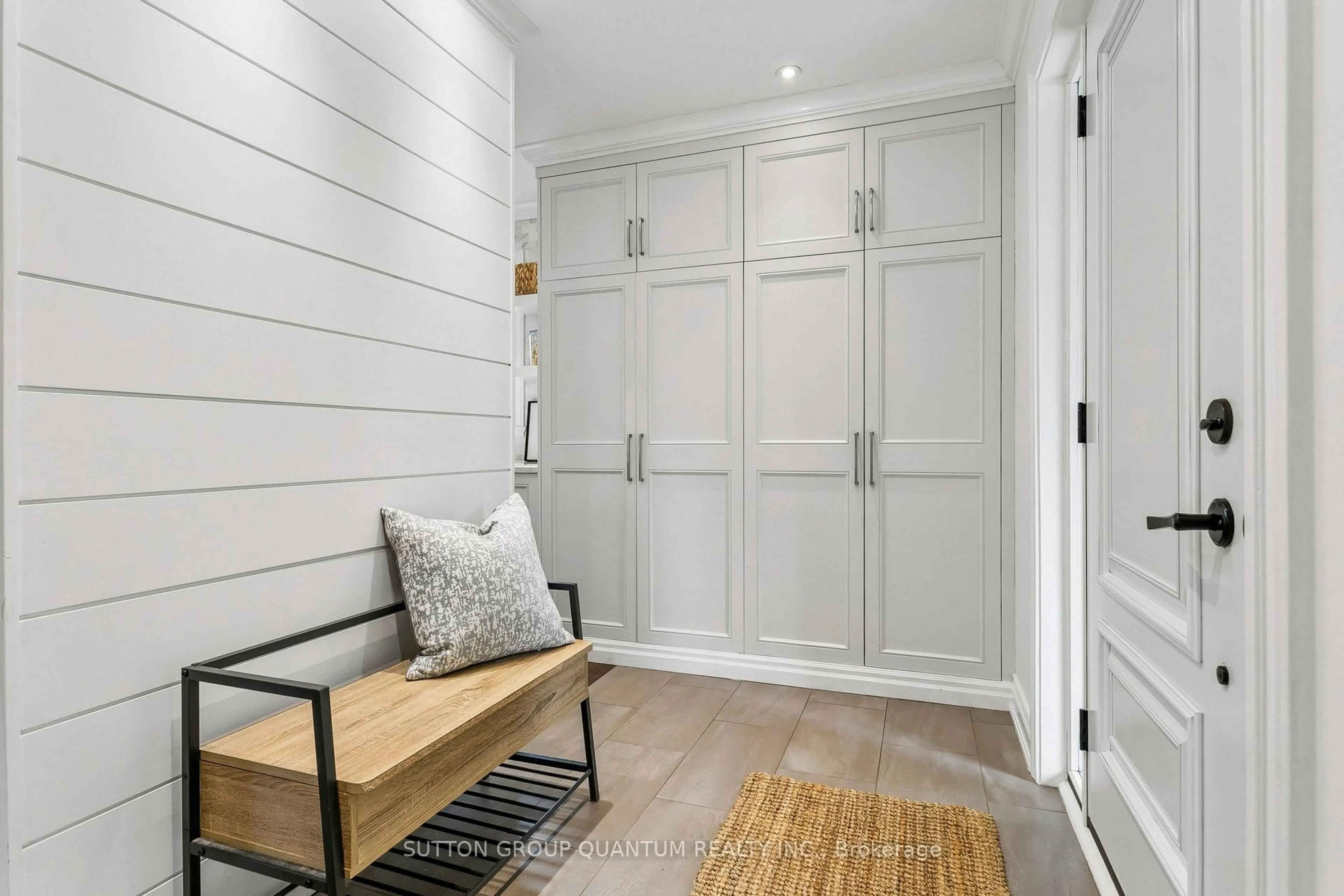 Indoor entryway for 1944 Lenarthur Dr, Mississauga Ontario L5J 2J2