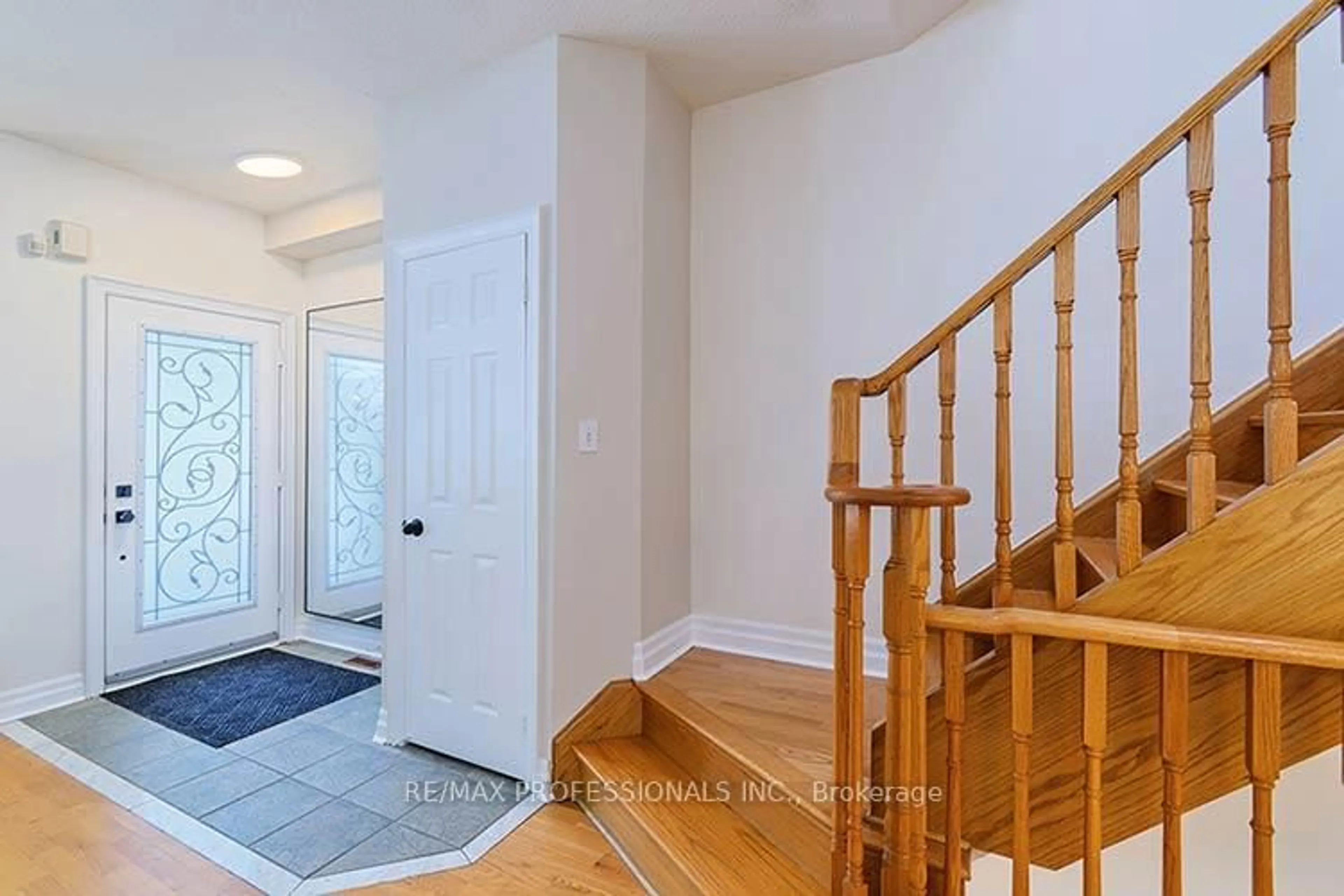 Indoor entryway for 17 Algarve Cres, Toronto Ontario M6N 5E7