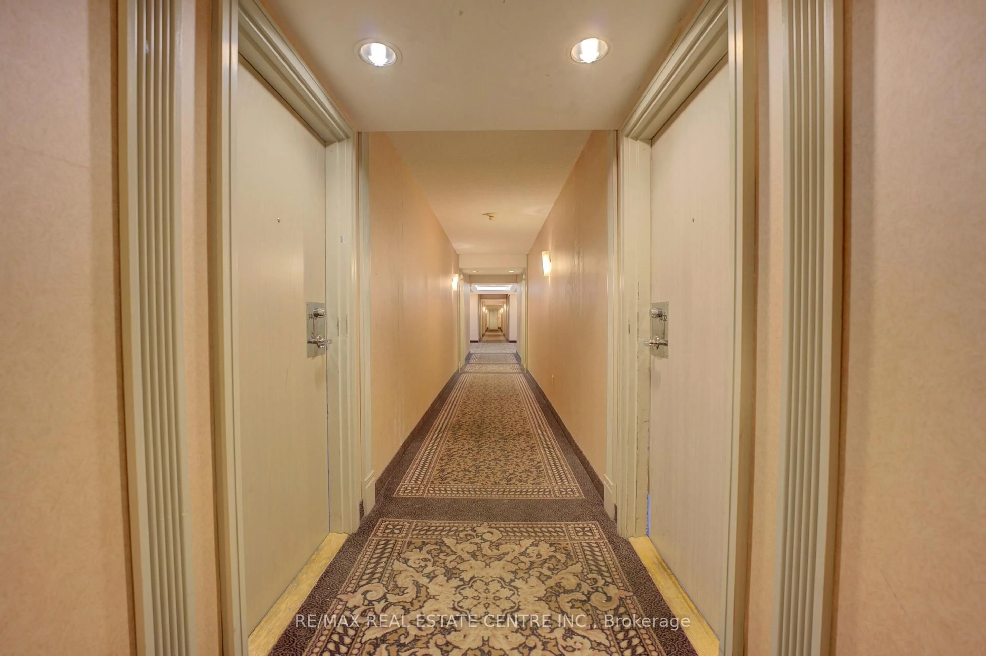Indoor foyer for 325 Webb Dr #1405, Mississauga Ontario L5B 3Z9