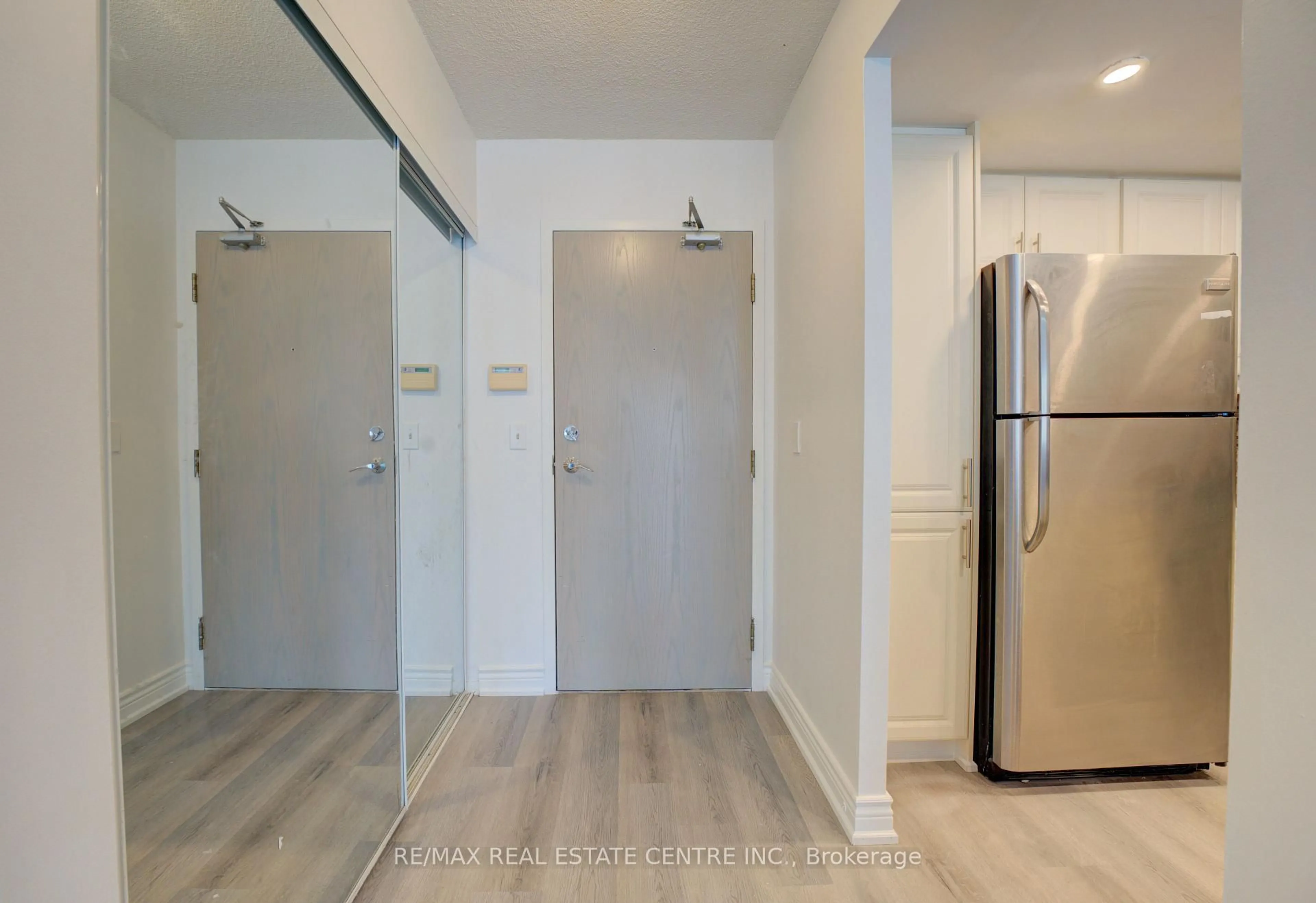 Indoor entryway for 325 Webb Dr #1405, Mississauga Ontario L5B 3Z9
