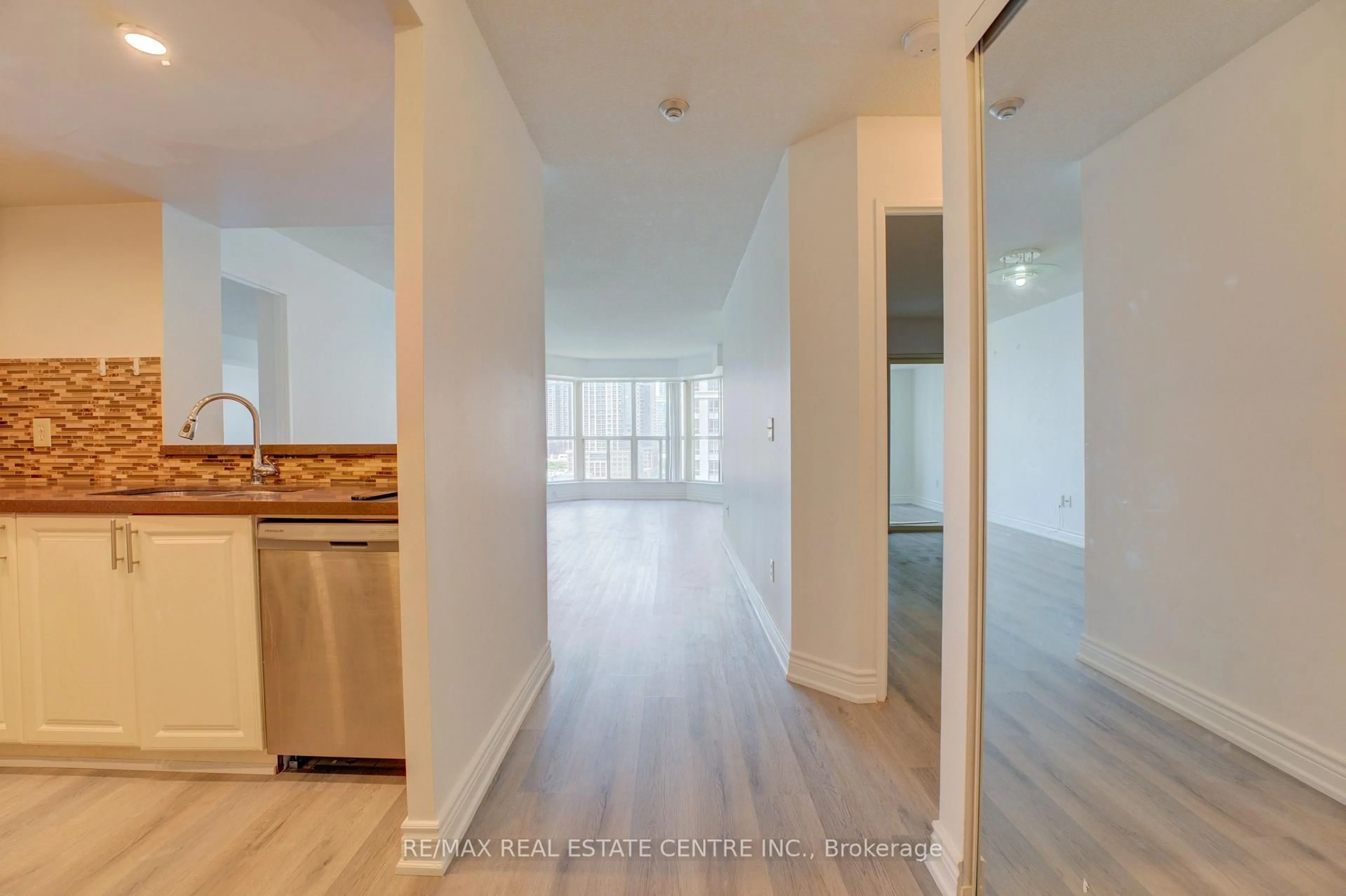 Unknown for 325 Webb Dr #1405, Mississauga Ontario L5B 3Z9