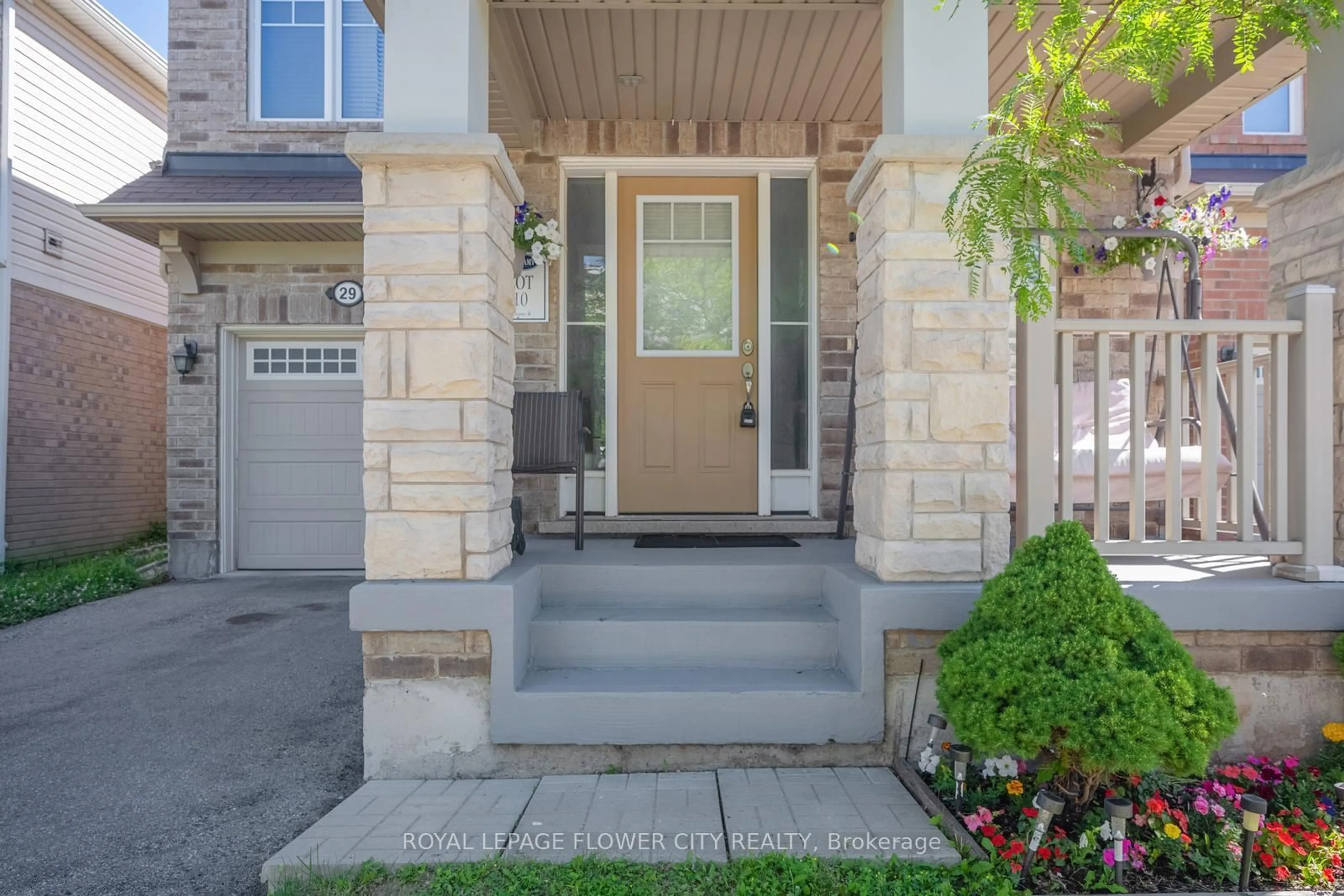 Indoor entryway for 29 Klemscott Rd, Brampton Ontario L7A 0G2