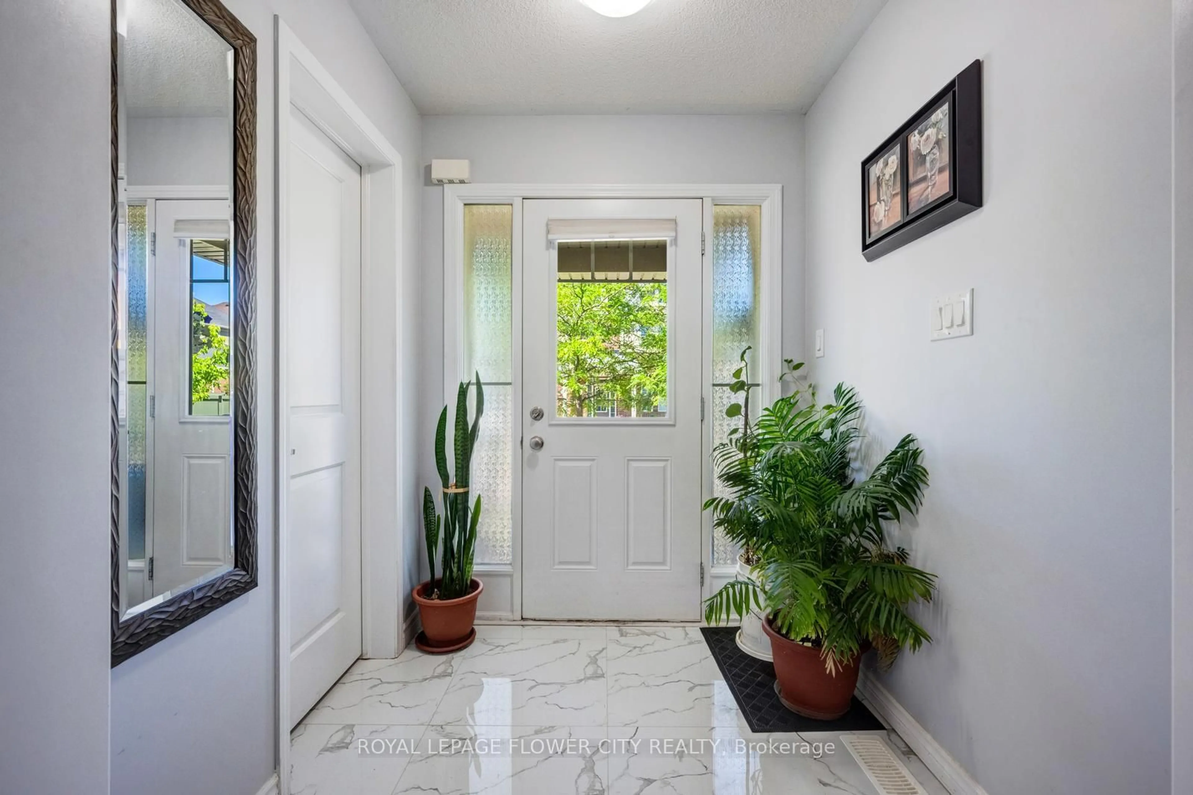 Indoor entryway for 29 Klemscott Rd, Brampton Ontario L7A 0G2