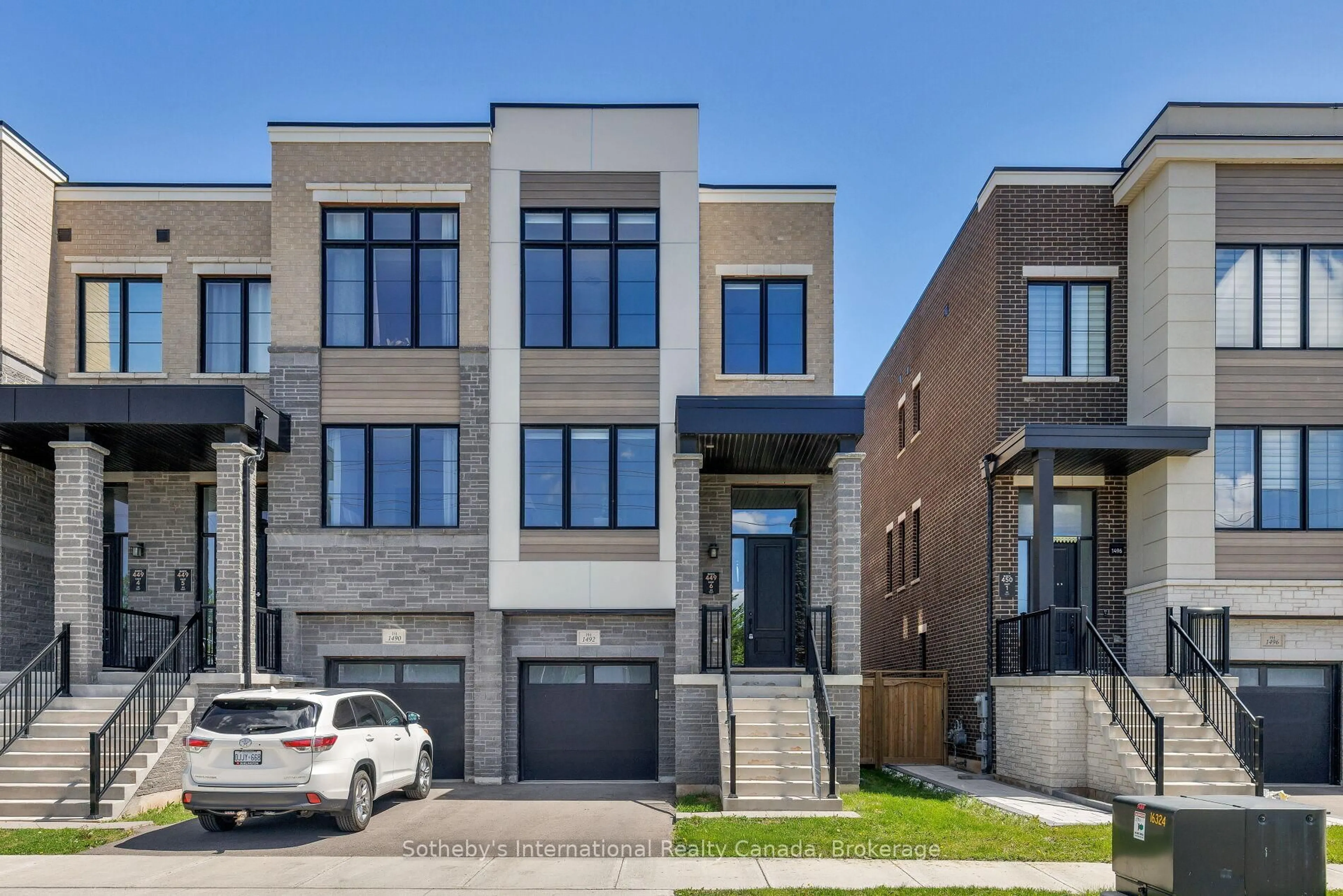 Home with brick exterior material, street for 1492 Yellow Rose Circ, Oakville Ontario L6M 4G3