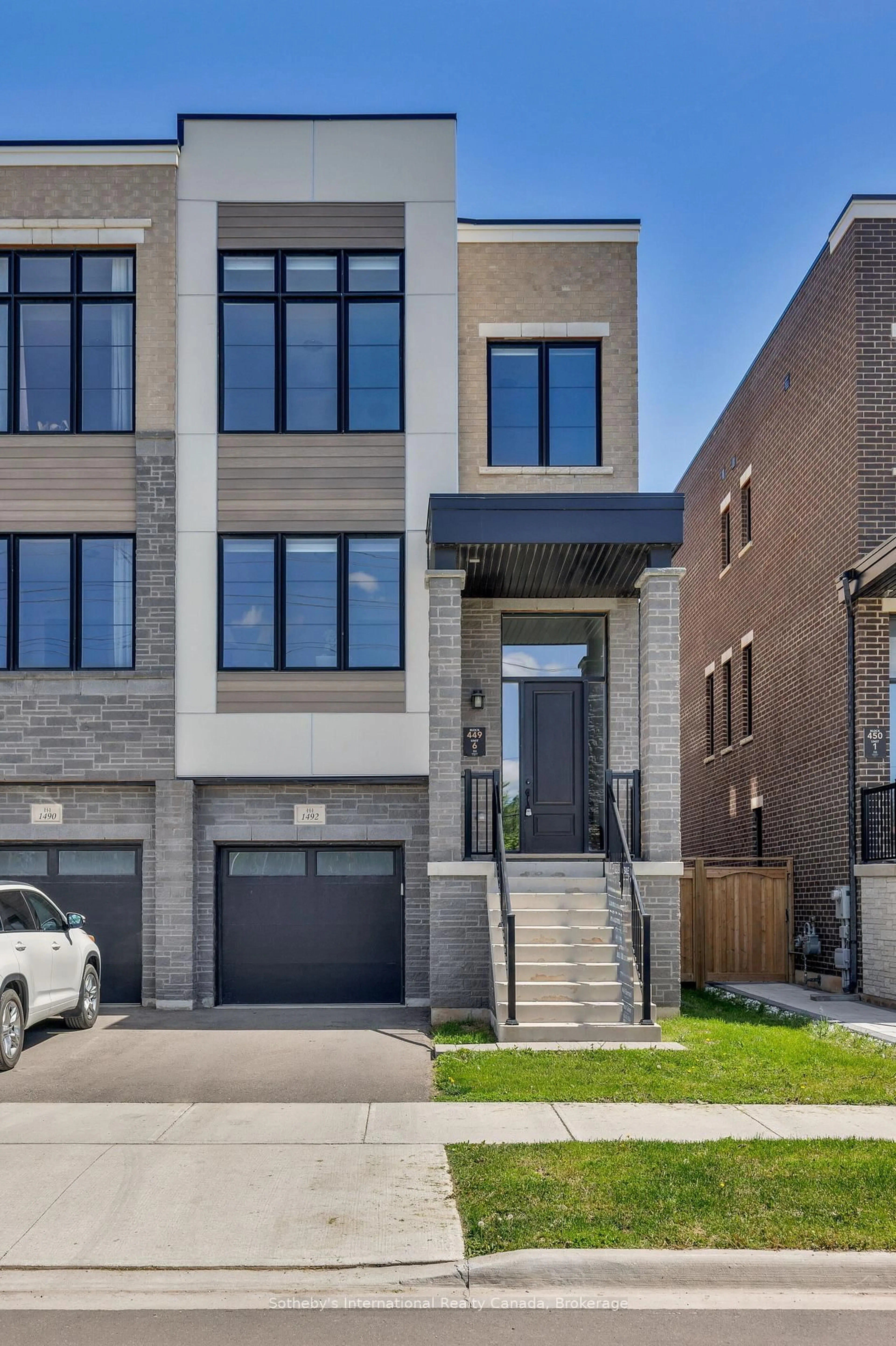 Home with brick exterior material, street for 1492 Yellow Rose Circ, Oakville Ontario L6M 4G3