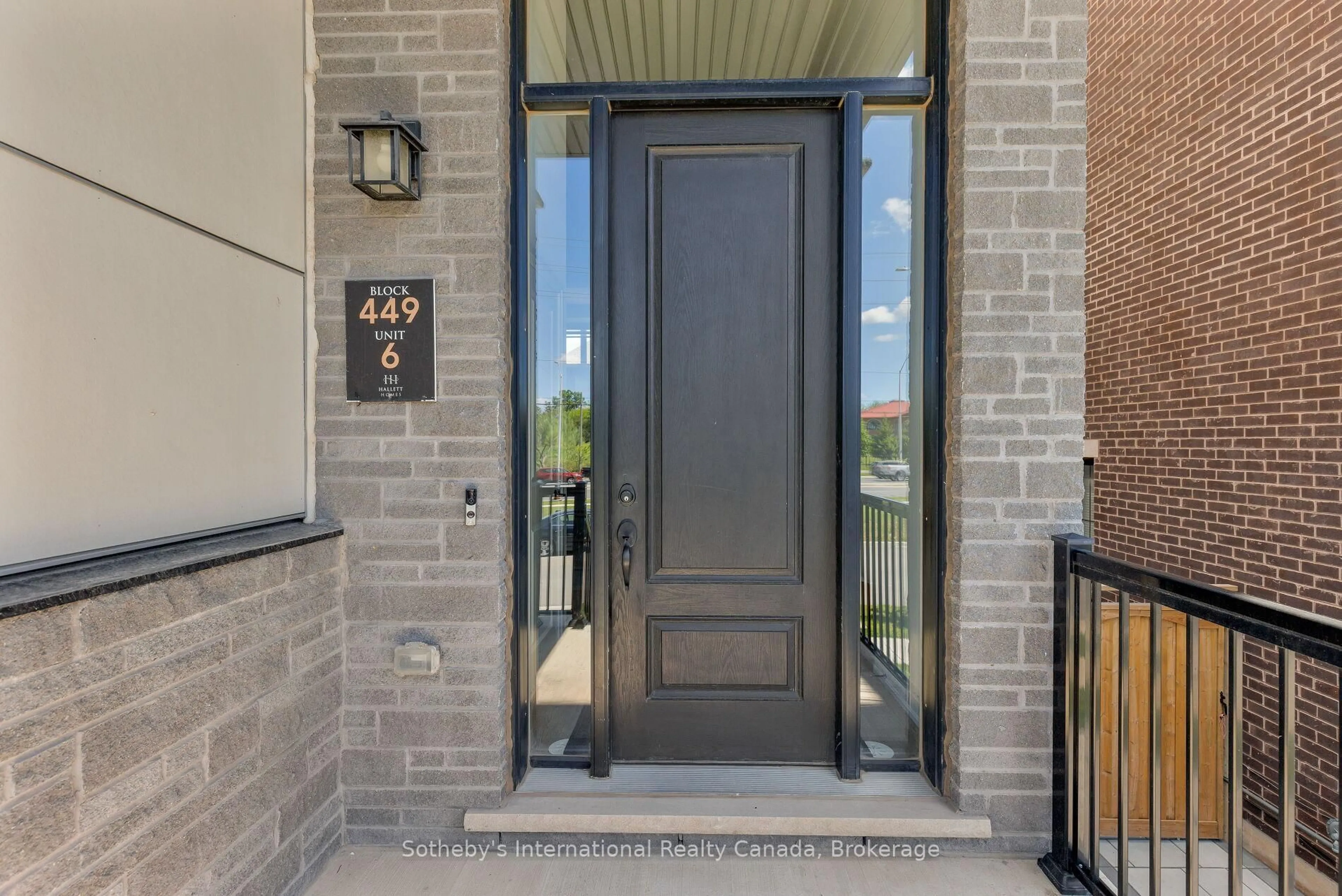 Indoor entryway for 1492 Yellow Rose Circ, Oakville Ontario L6M 4G3
