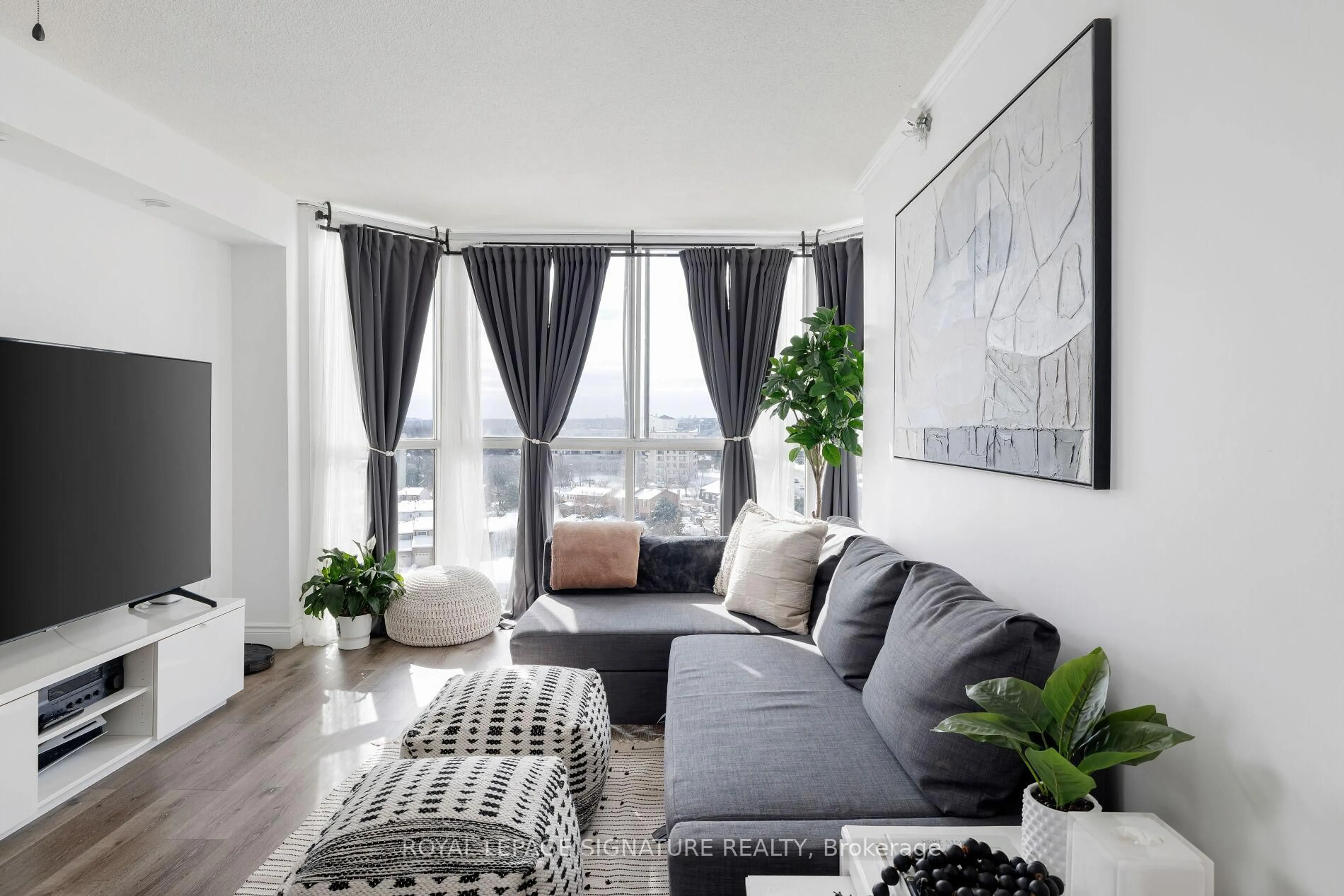 Living room with furniture, unknown for 880 Dundas St #909, Mississauga Ontario L5C 4H3