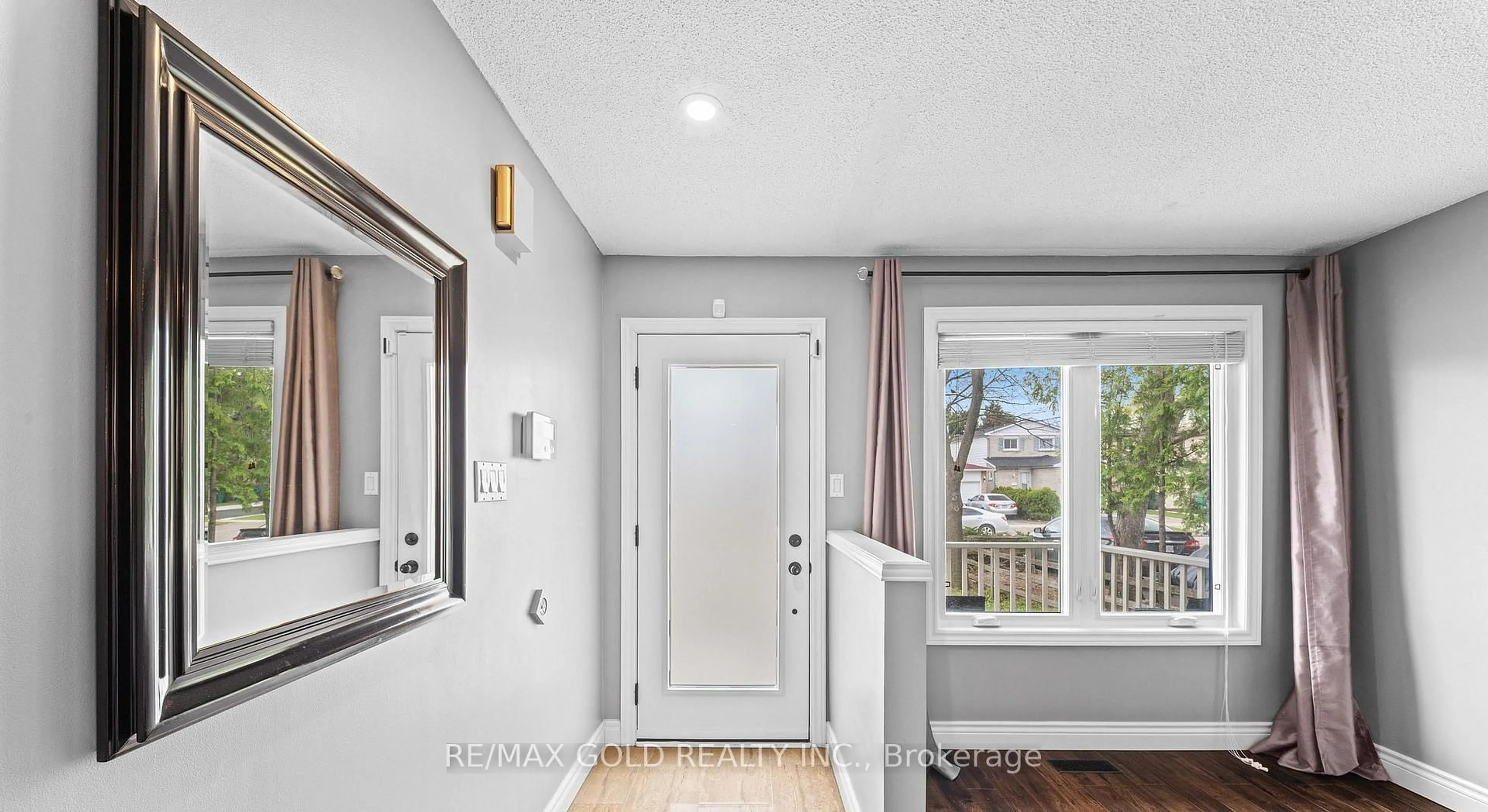 Indoor entryway for 128 Martindale Cres, Brampton Ontario L6X 2V1