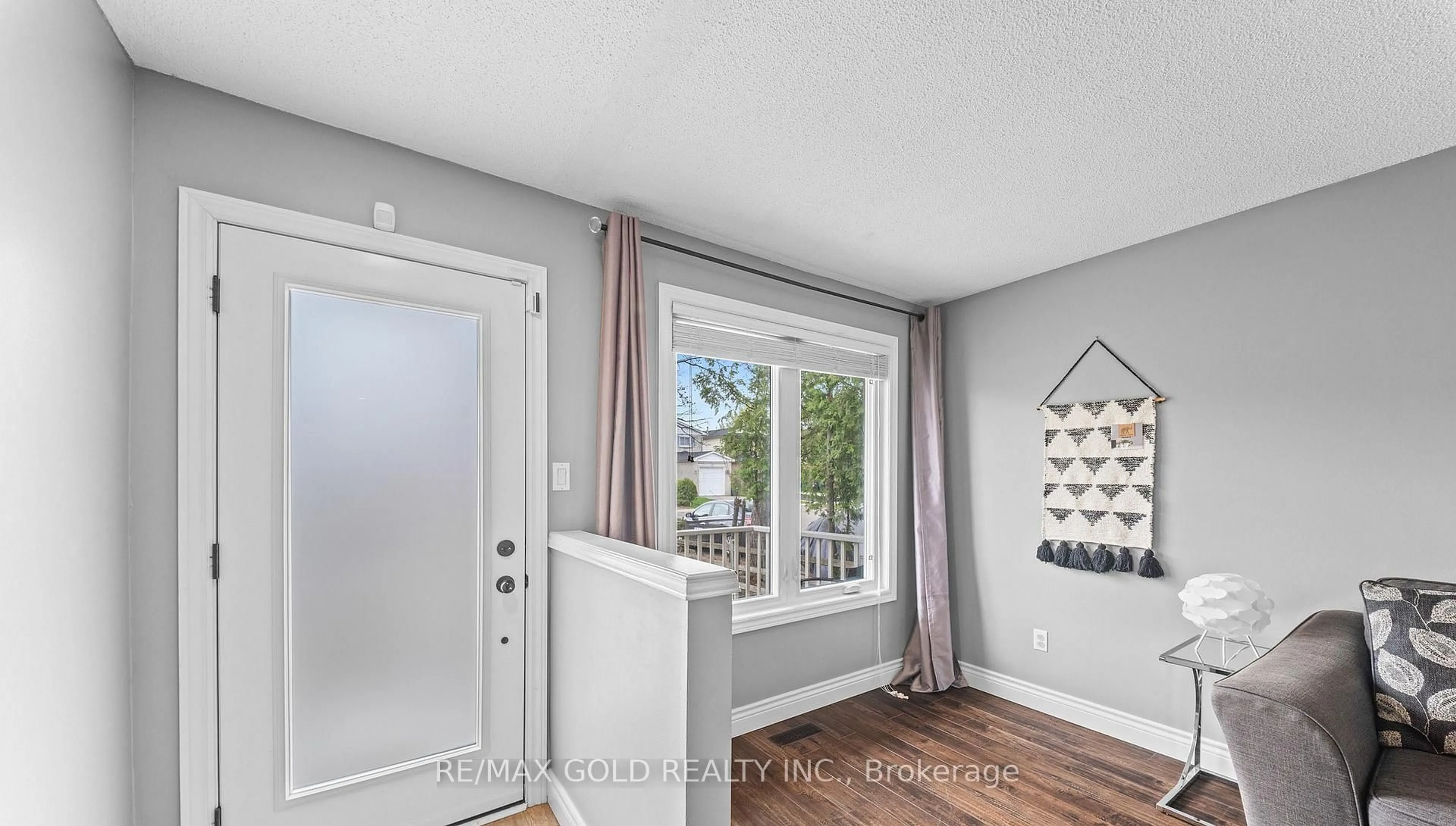 Indoor entryway for 128 Martindale Cres, Brampton Ontario L6X 2V1