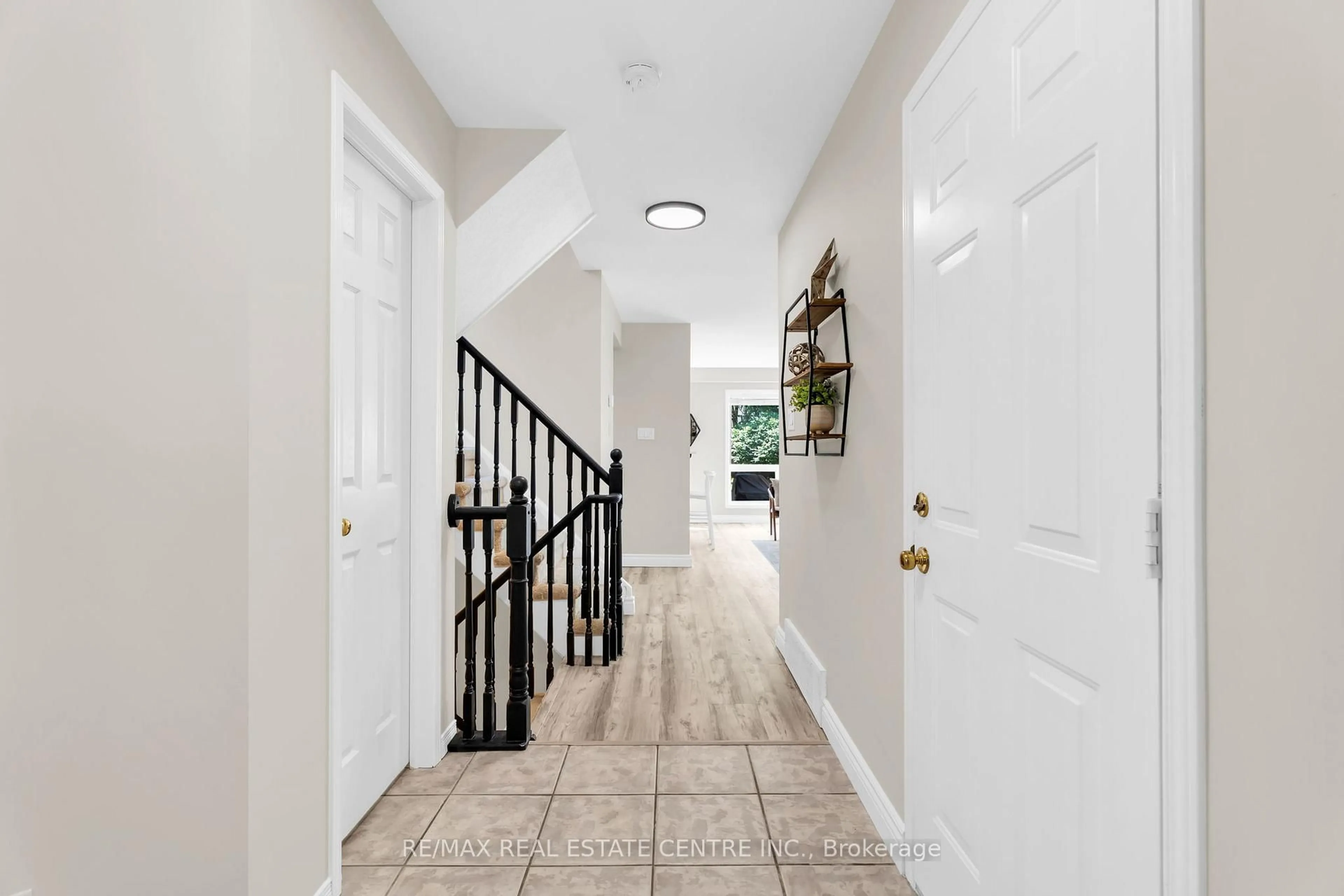 Indoor entryway for 9 Settlers Rd, Orangeville Ontario L9W 5E3