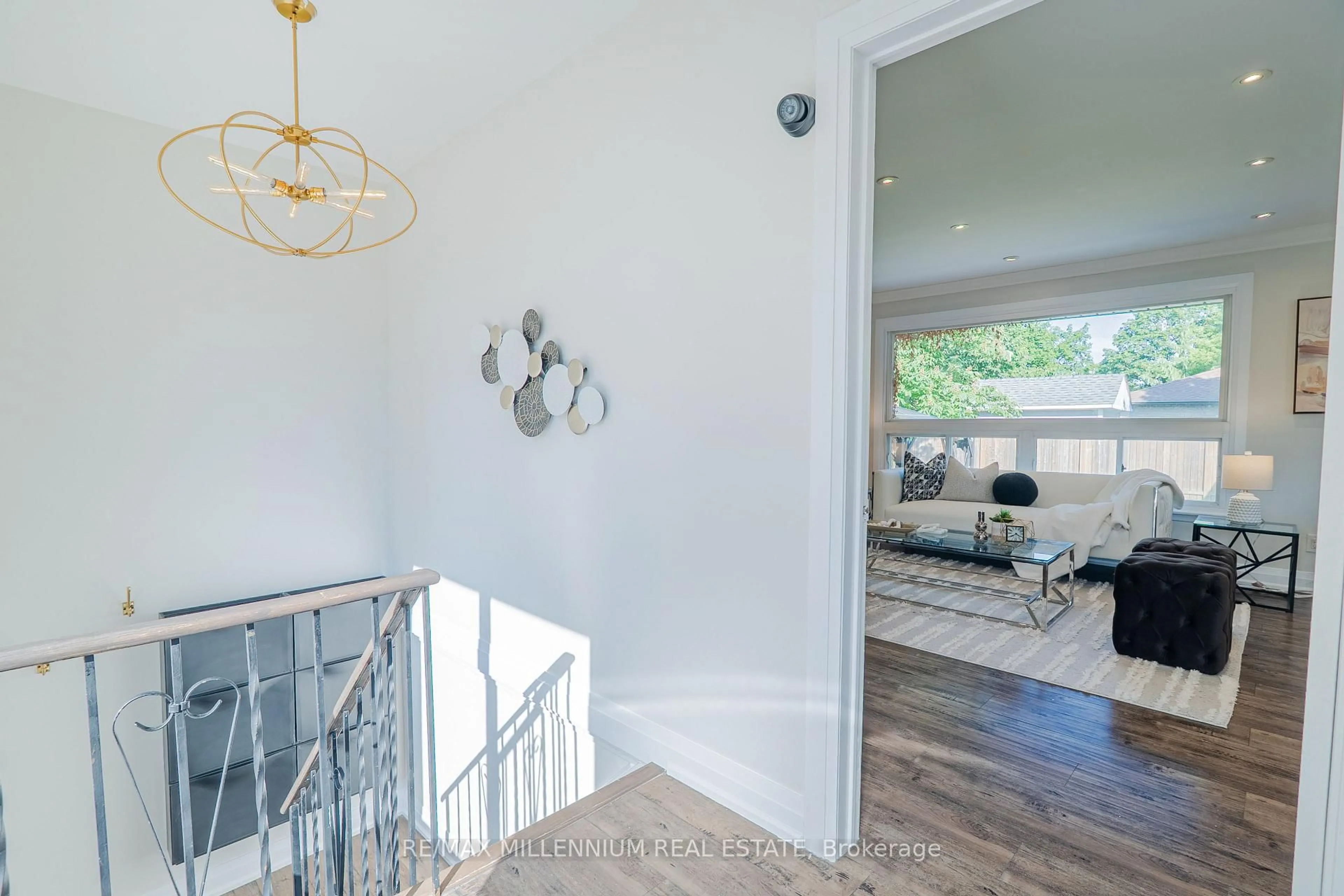 Indoor entryway for 37 Campbell Dr, Brampton Ontario L6X 2H8