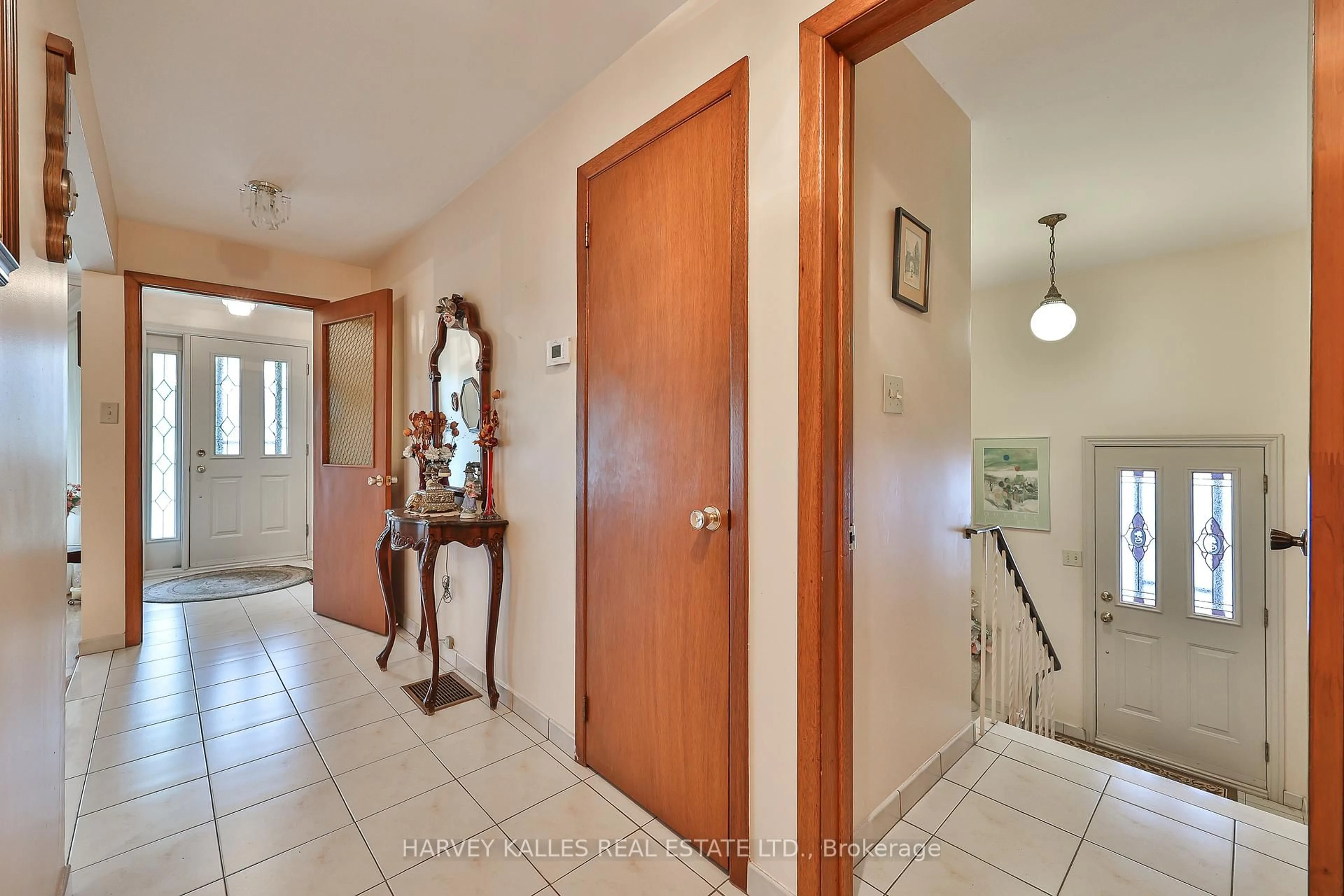 Indoor entryway for 16 Jocada Rd, Toronto Ontario M6L 2J3