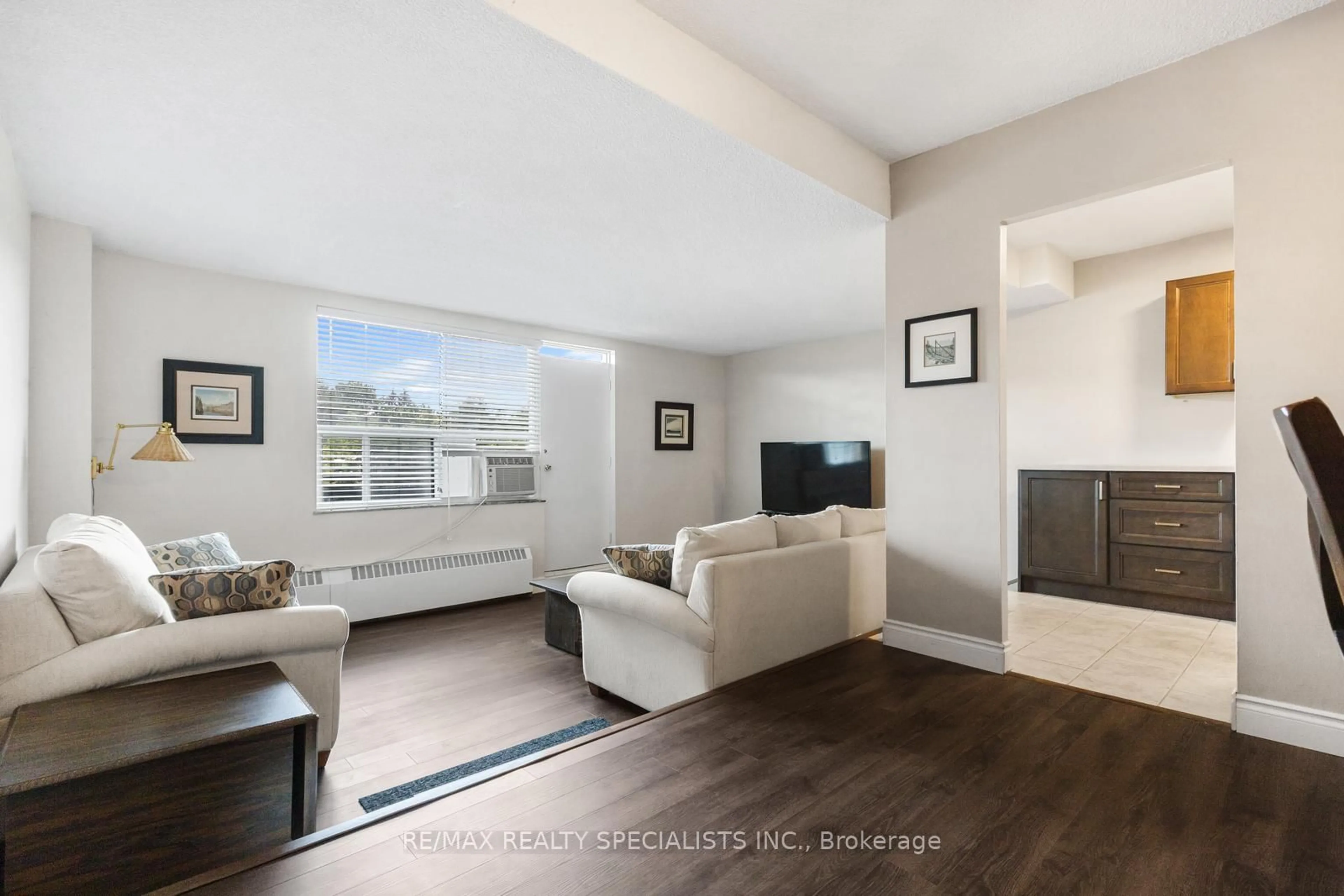 Living room with furniture, unknown for 49 Queen St #301, Mississauga Ontario L5G 4N6