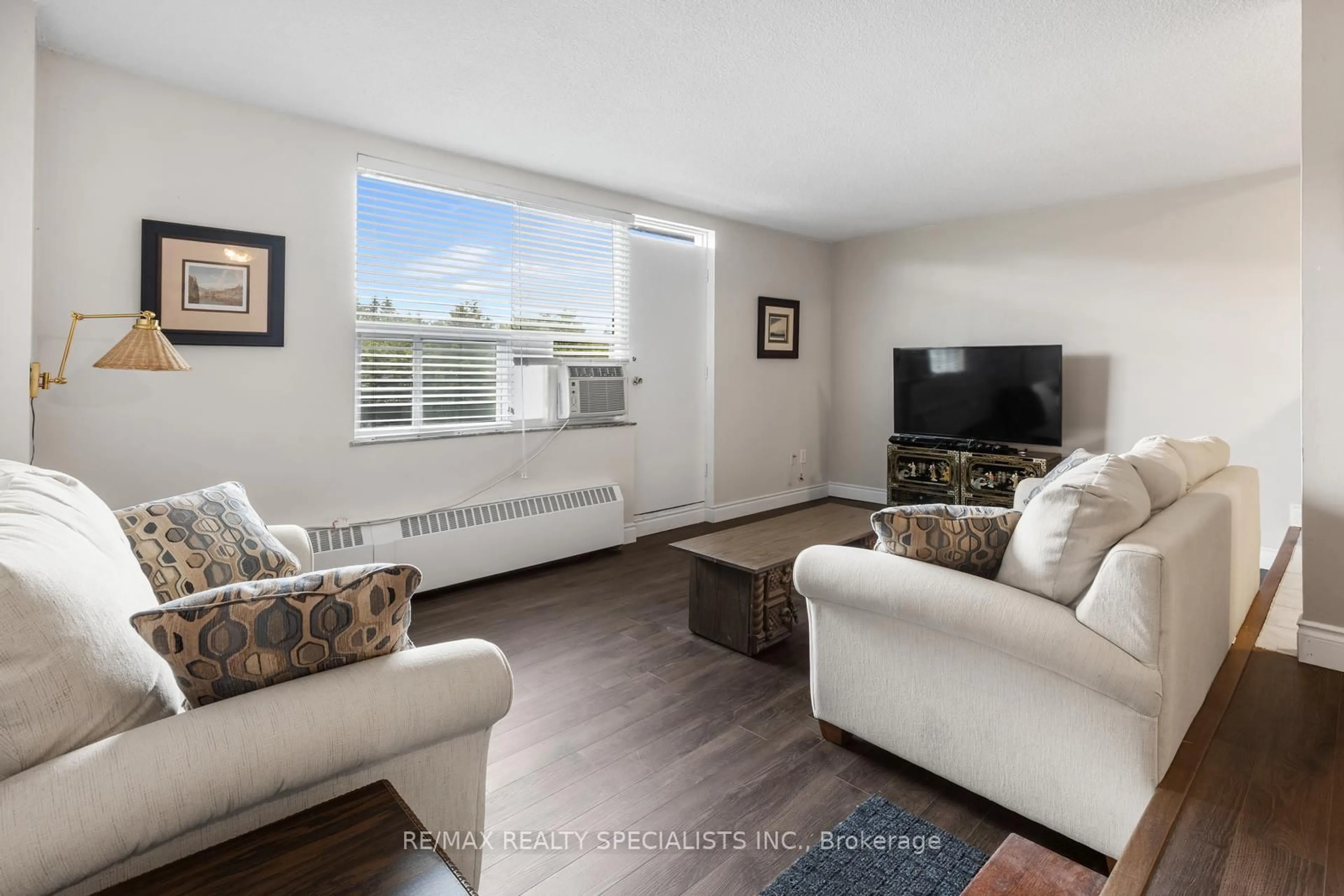 Living room with furniture, unknown for 49 Queen St #301, Mississauga Ontario L5G 4N6