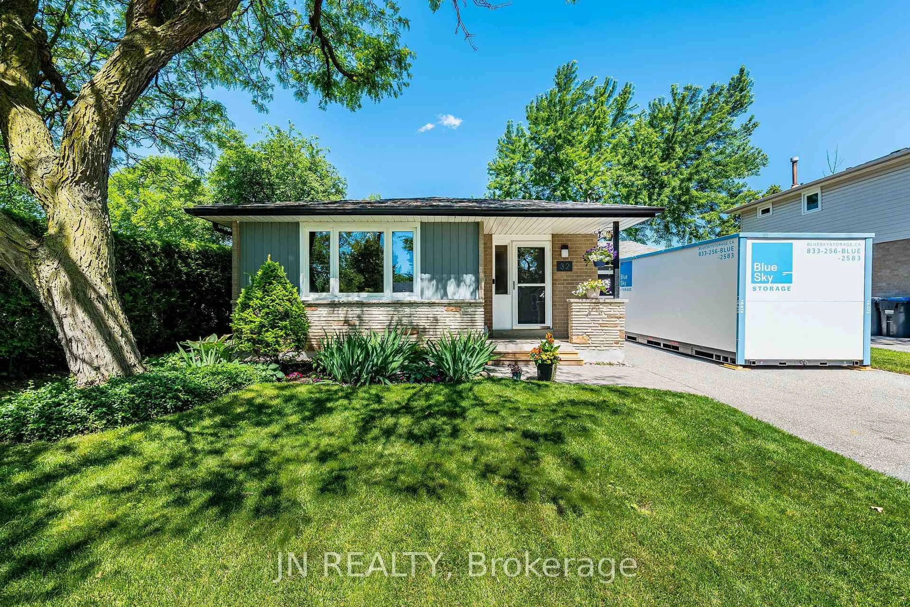 Home with vinyl exterior material, street for 32 Barkwood Crt, Brampton Ontario L6V 2C3