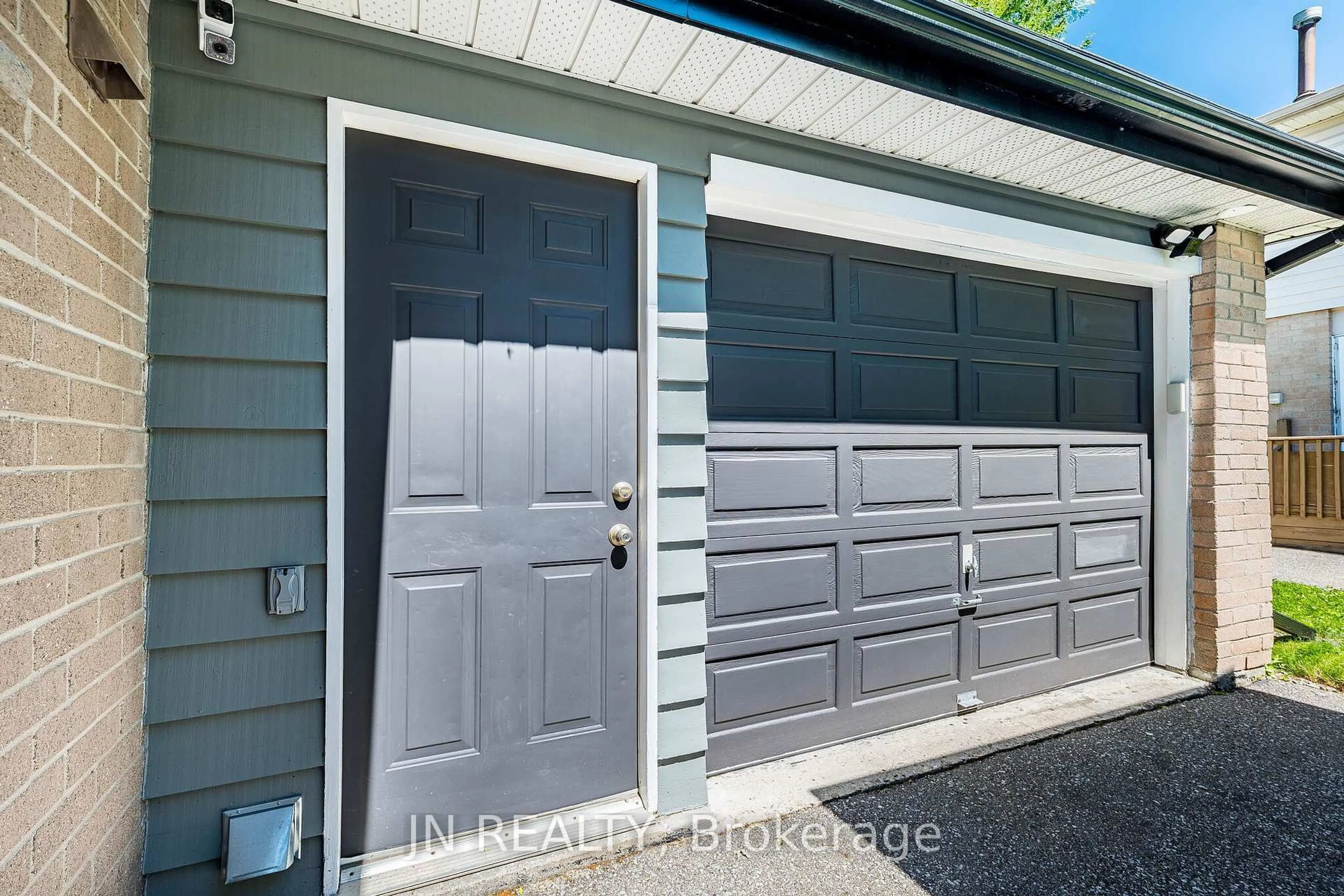 Indoor garage for 32 Barkwood Crt, Brampton Ontario L6V 2C3