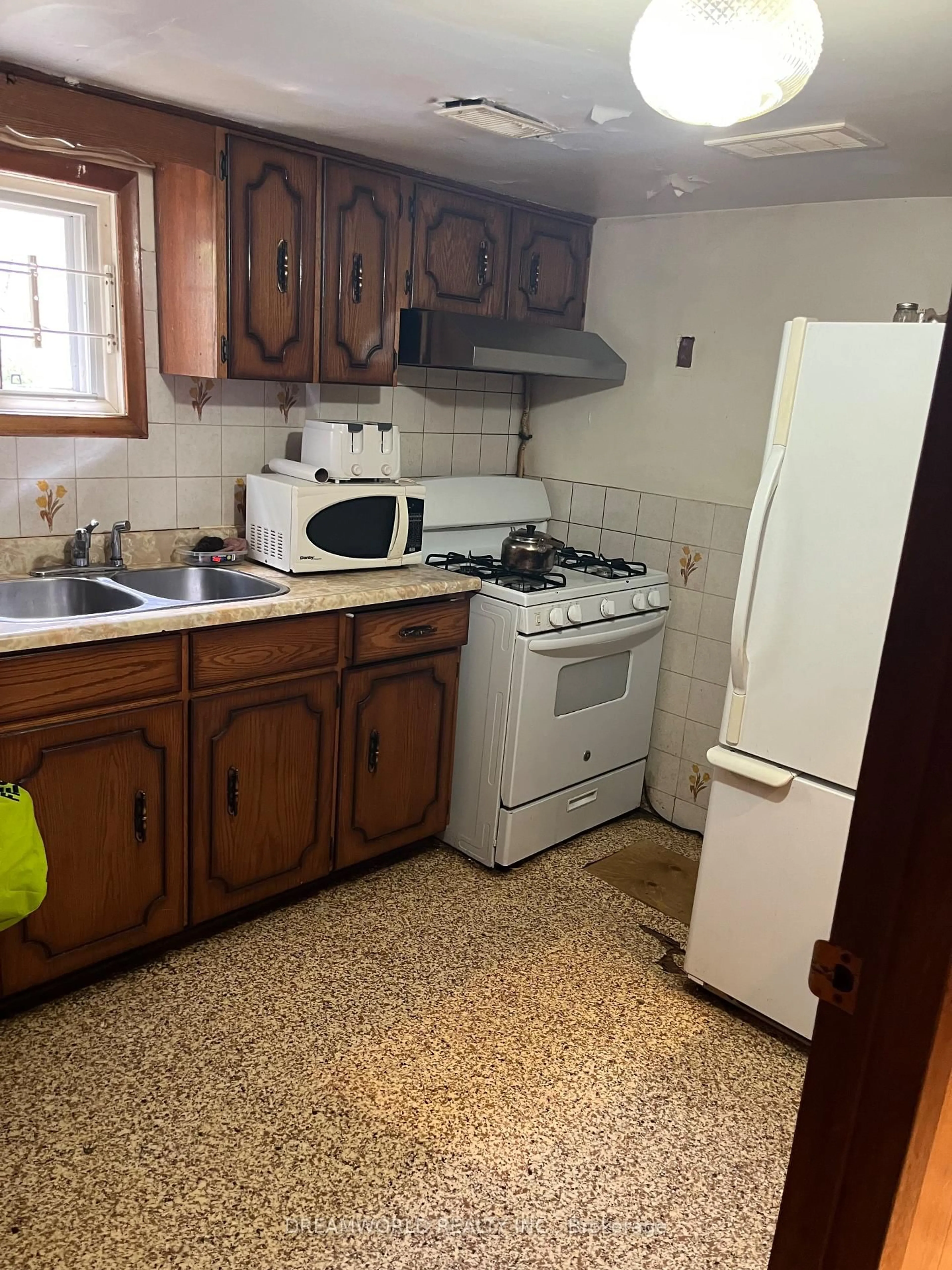 Standard kitchen, unknown for 14 Laskay Cres, Toronto Ontario M3N 1P3