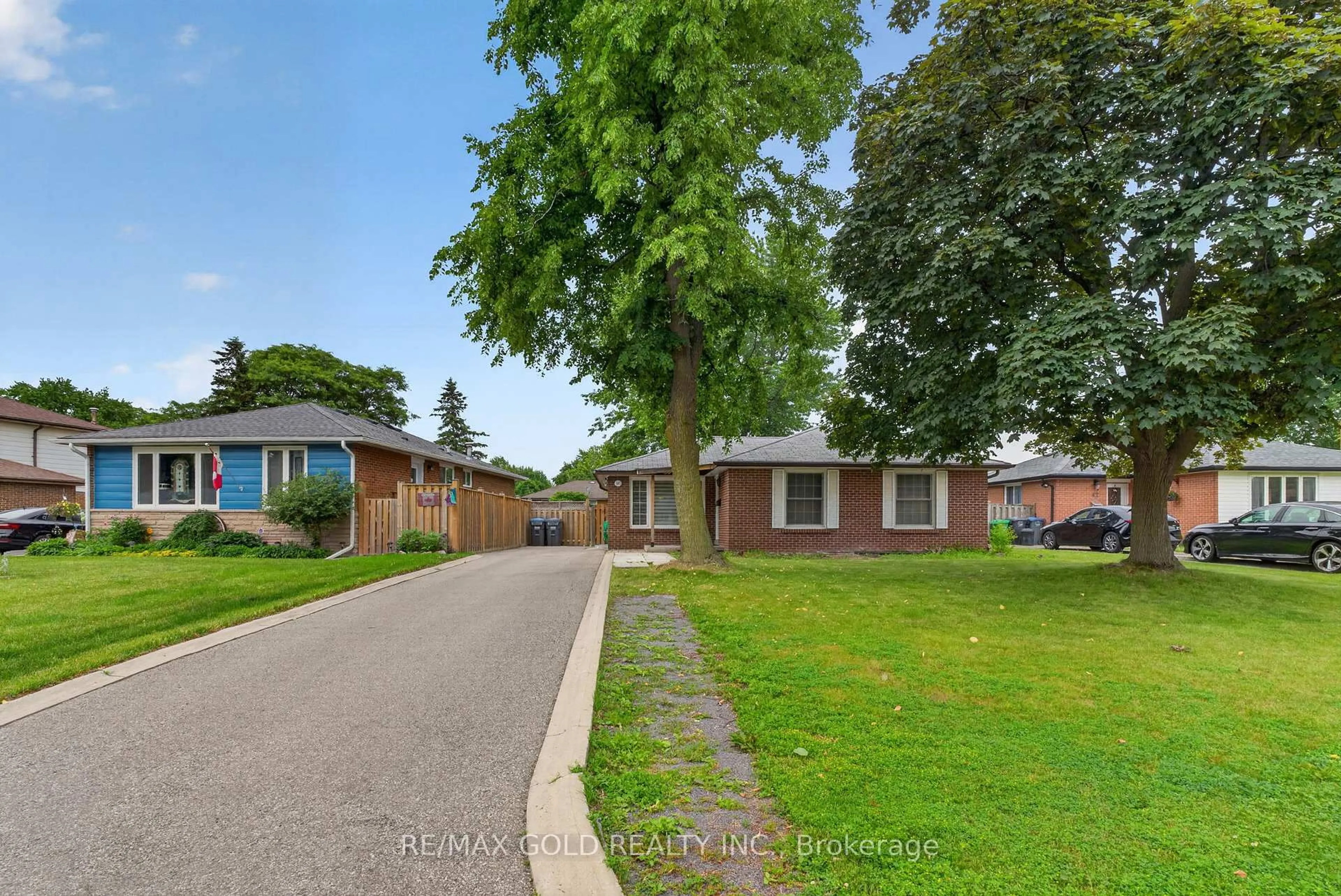 A pic from outside/outdoor area/front of a property/back of a property/a pic from drone, street for 40 Devonshire Dr, Brampton Ontario L6T 3G3