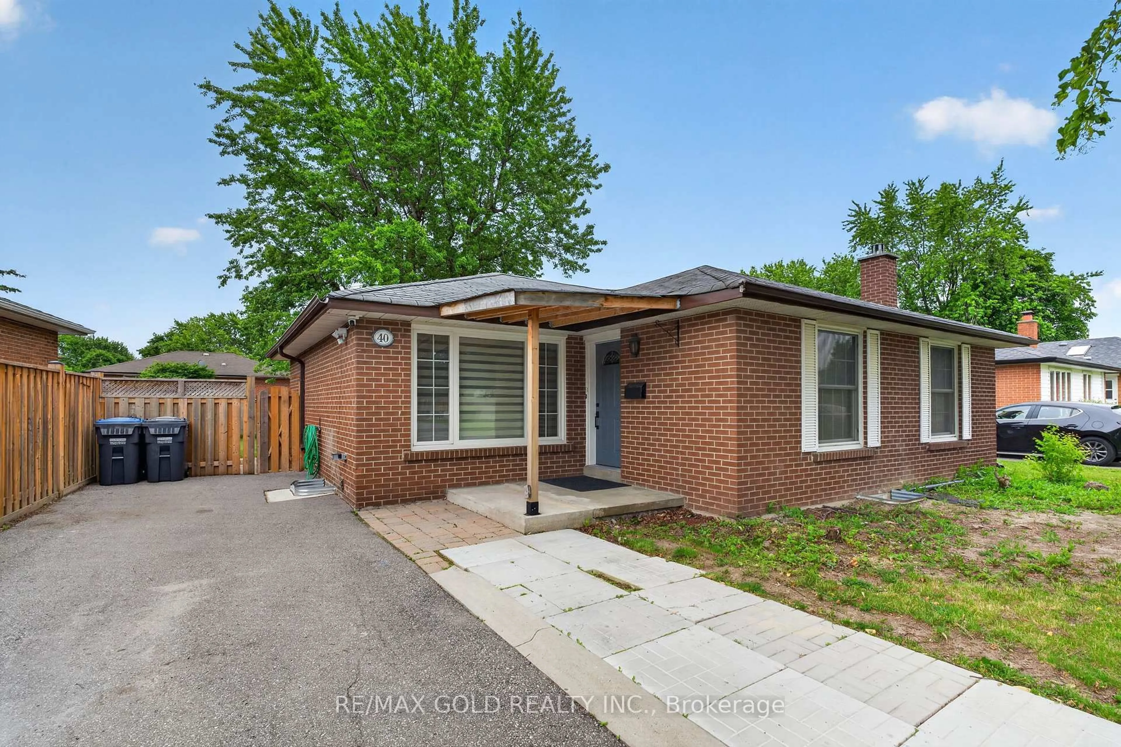 Home with brick exterior material, street for 40 Devonshire Dr, Brampton Ontario L6T 3G3