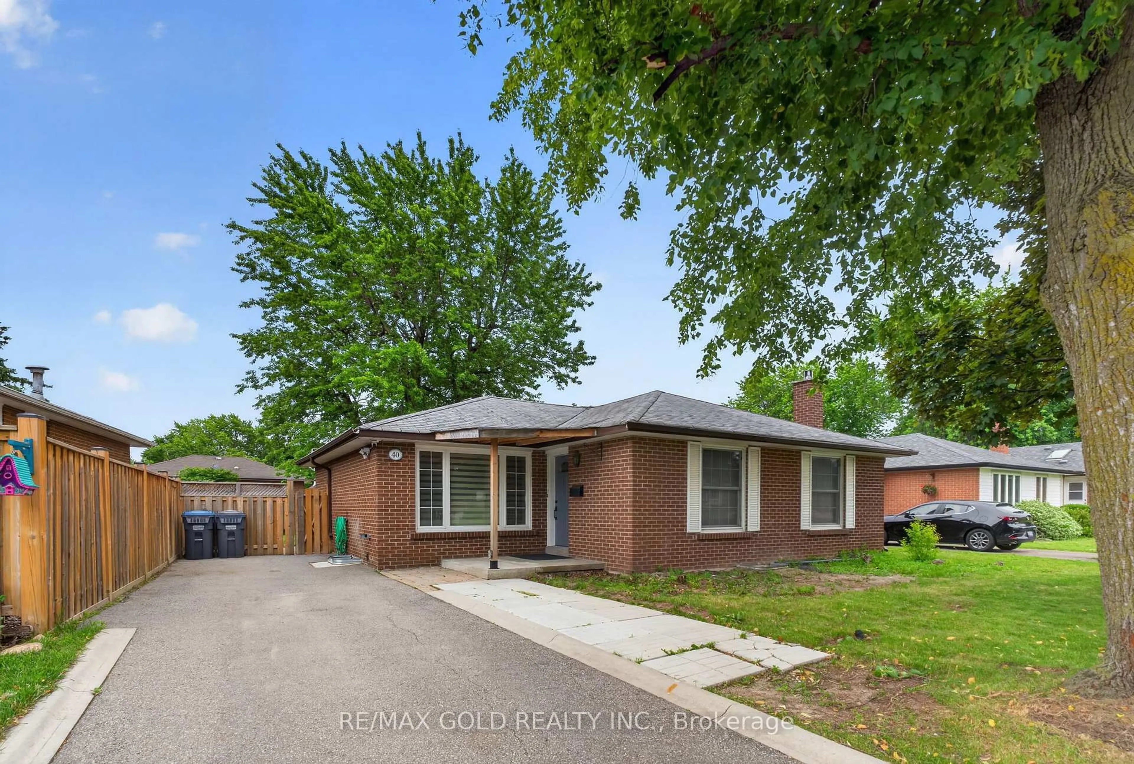 Home with brick exterior material, street for 40 Devonshire Dr, Brampton Ontario L6T 3G3