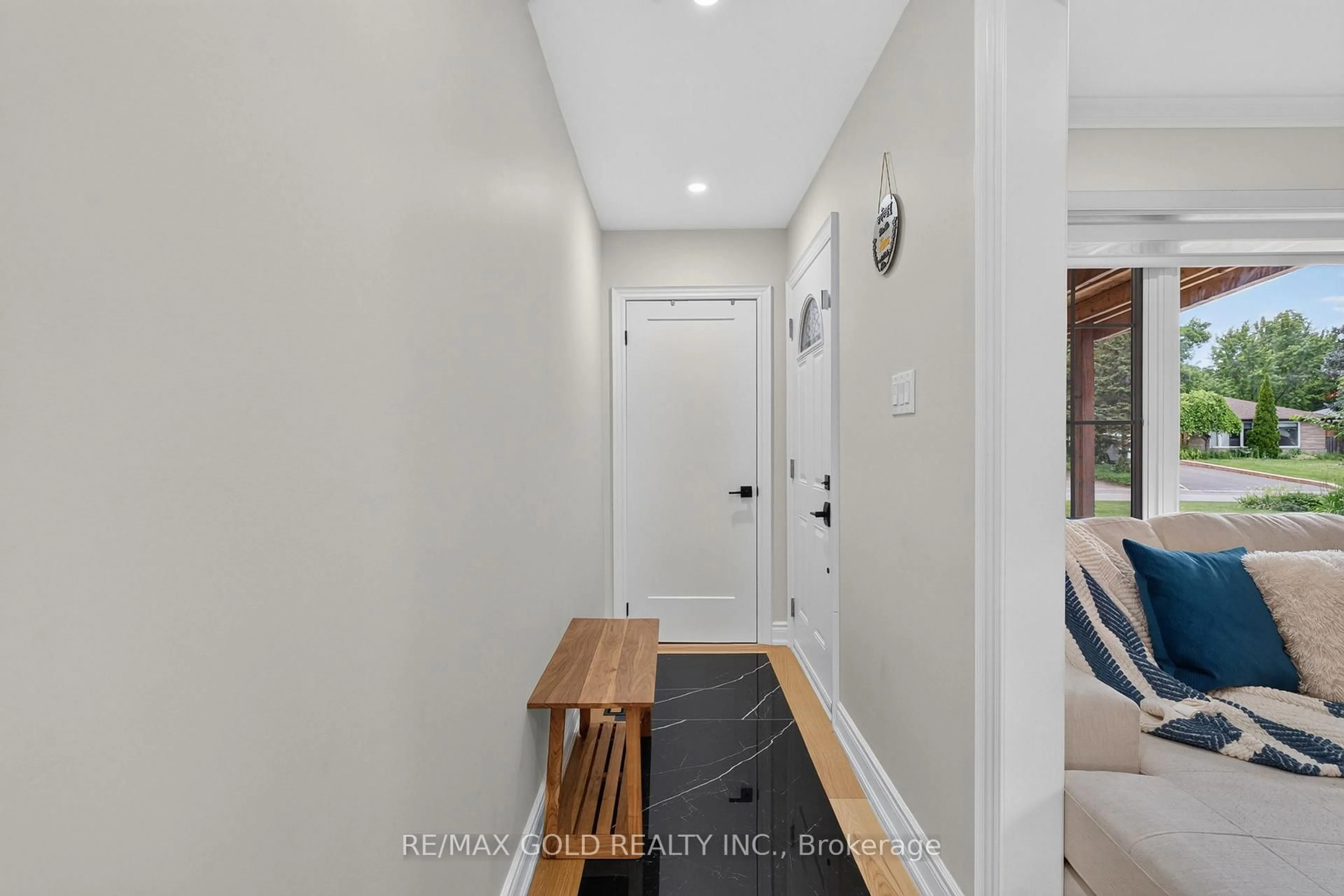 Indoor entryway for 40 Devonshire Dr, Brampton Ontario L6T 3G3