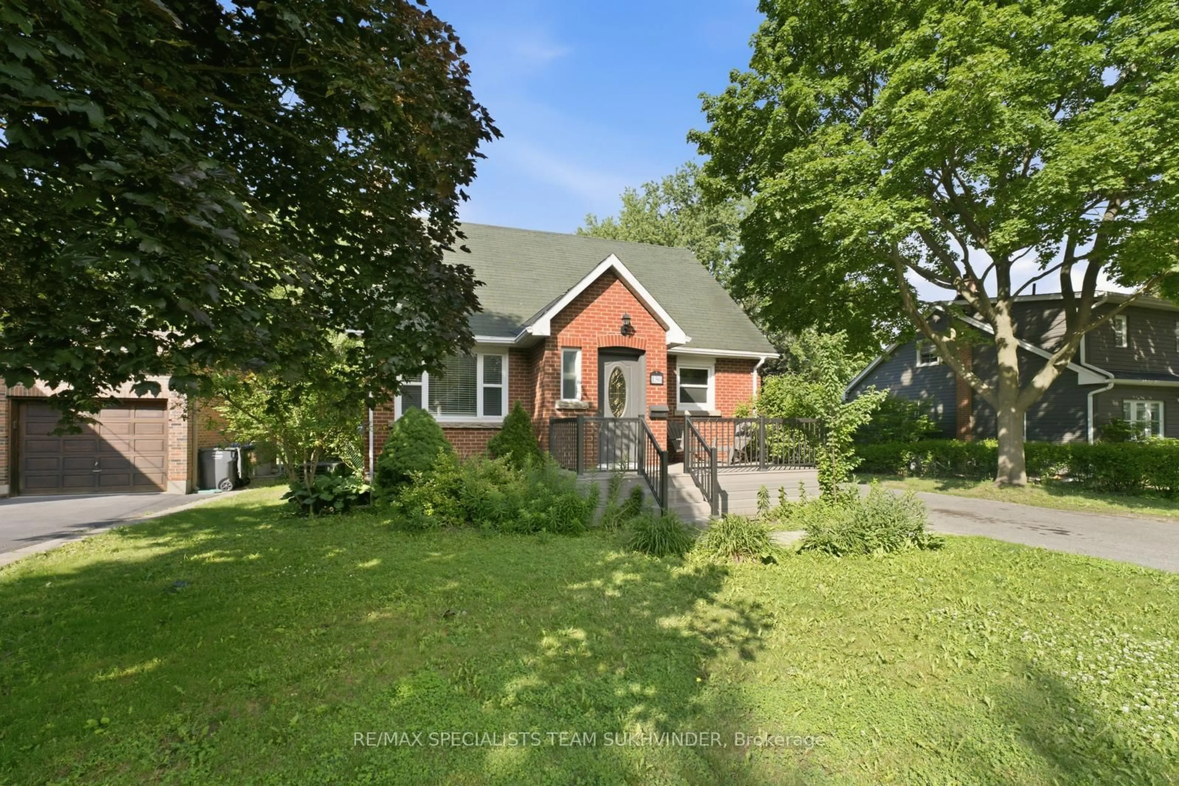 A pic from outside/outdoor area/front of a property/back of a property/a pic from drone, street for 156 Mill St, Brampton Ontario L6Y 1T6