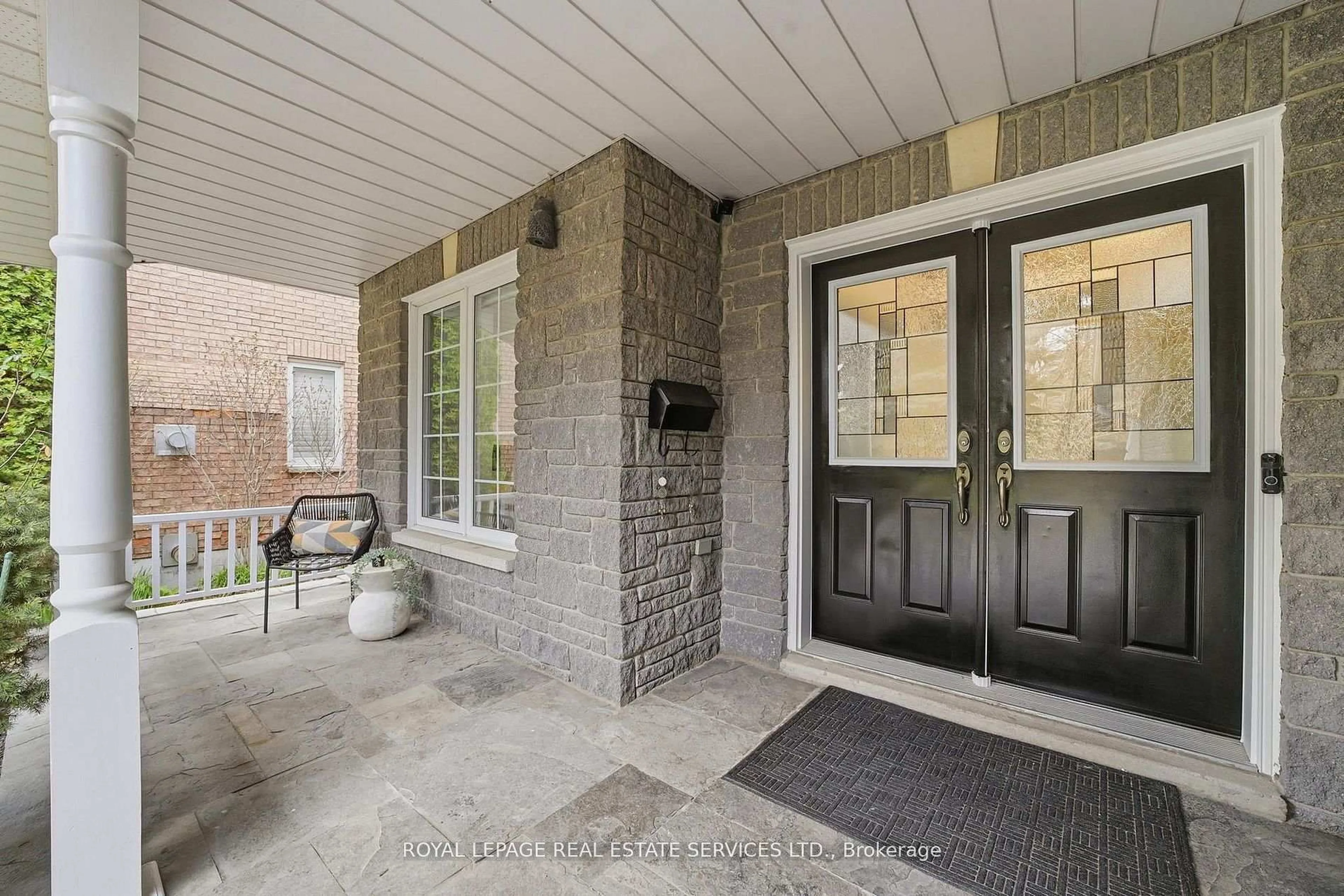 Indoor entryway for 2531 Morrison Ave, Mississauga Ontario L5C 3J6