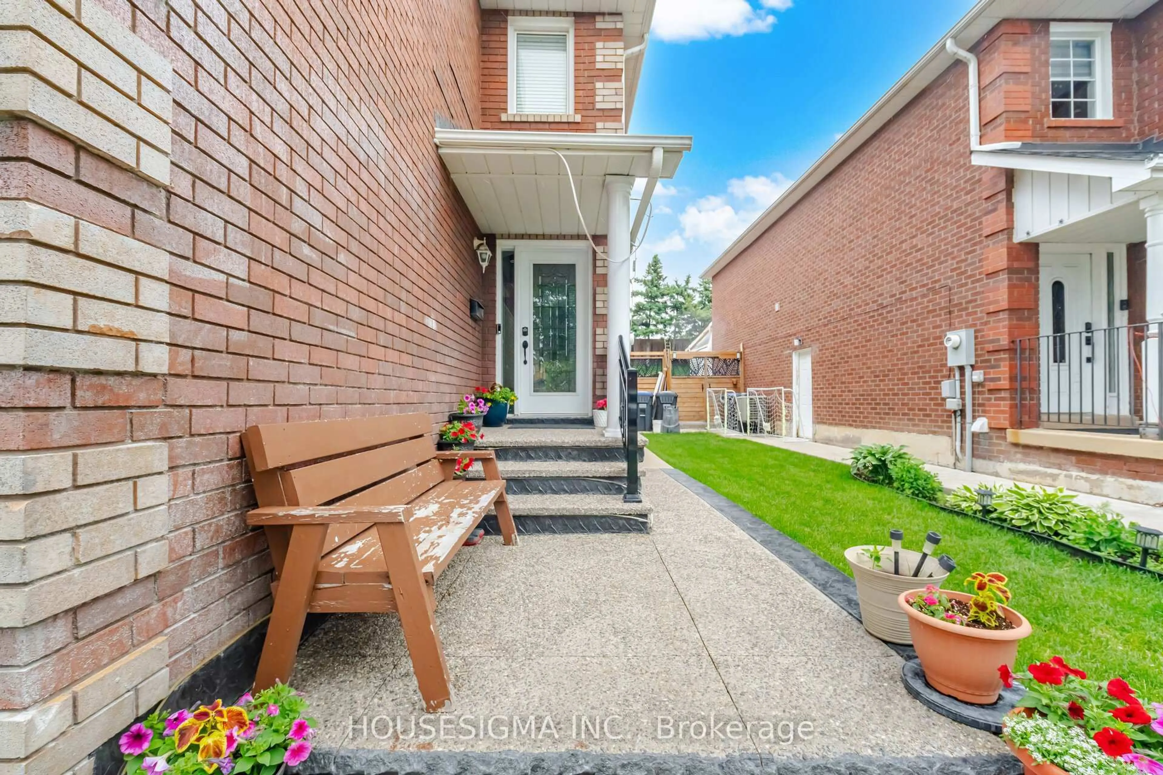 Home with brick exterior material, street for 62 Ravenscliffe Crt, Brampton Ontario L6X 4N9