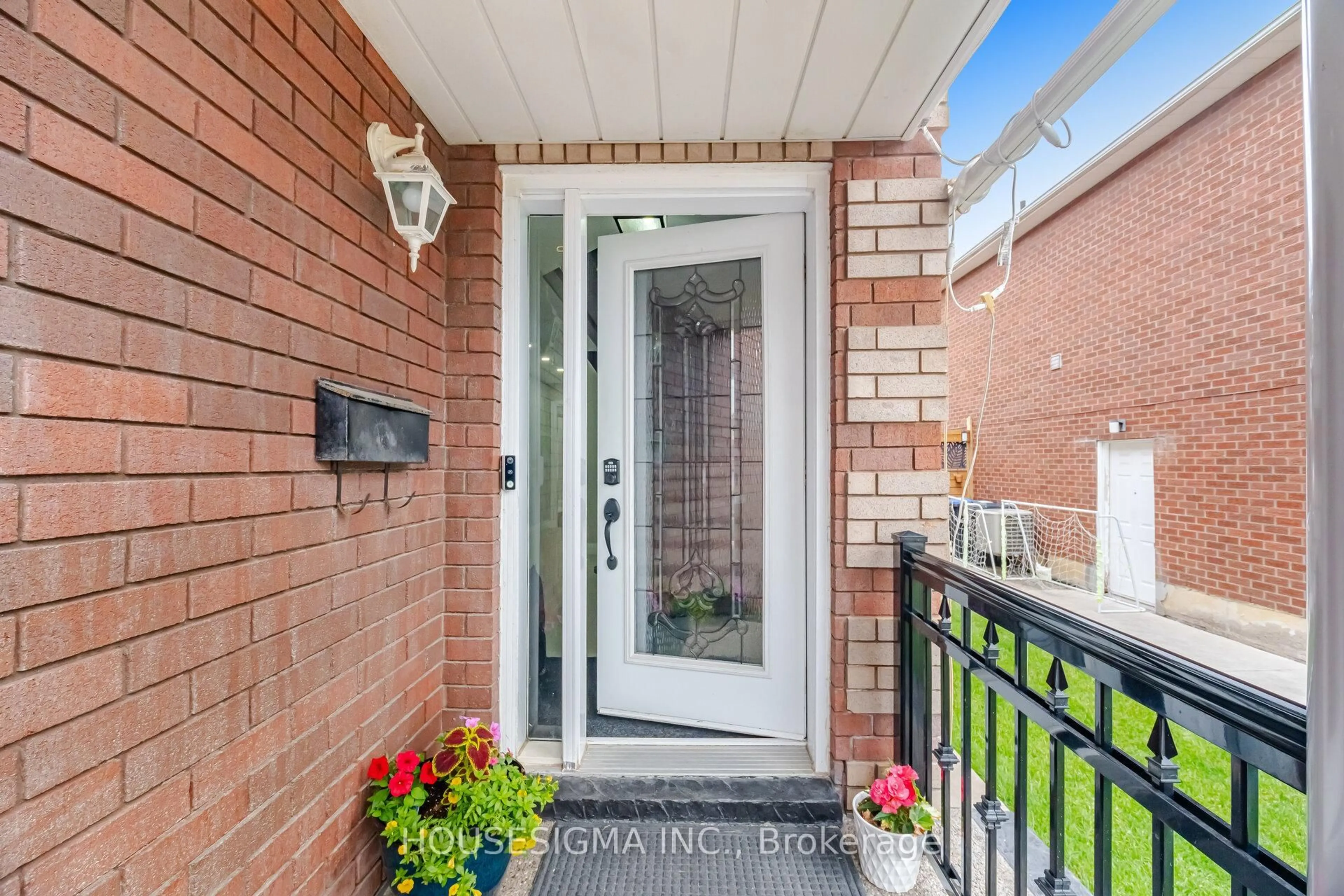 Indoor entryway for 62 Ravenscliffe Crt, Brampton Ontario L6X 4N9