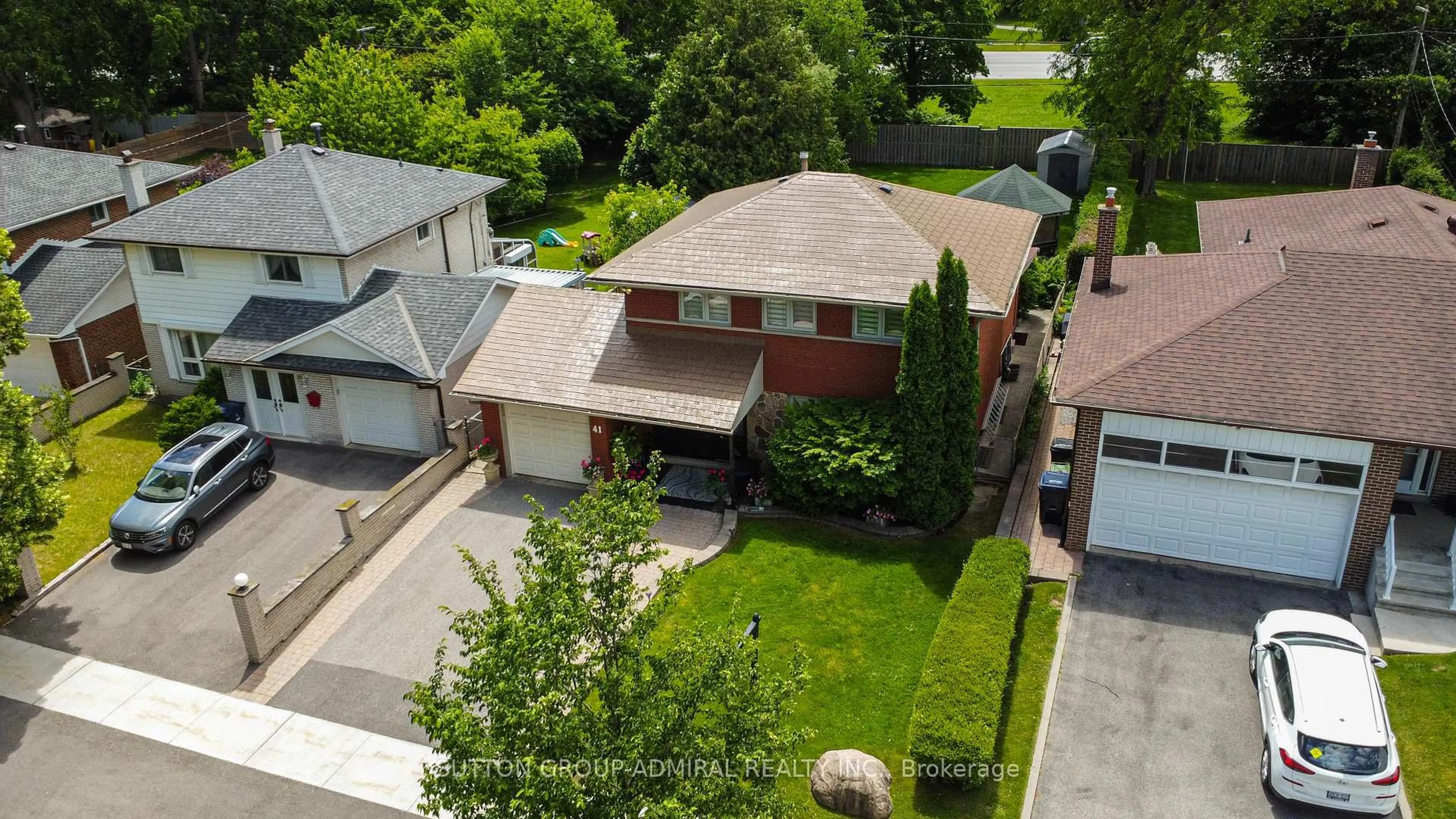 A pic from outside/outdoor area/front of a property/back of a property/a pic from drone, street for 41 Hamptonbrook Dr, Toronto Ontario M9P 1A2