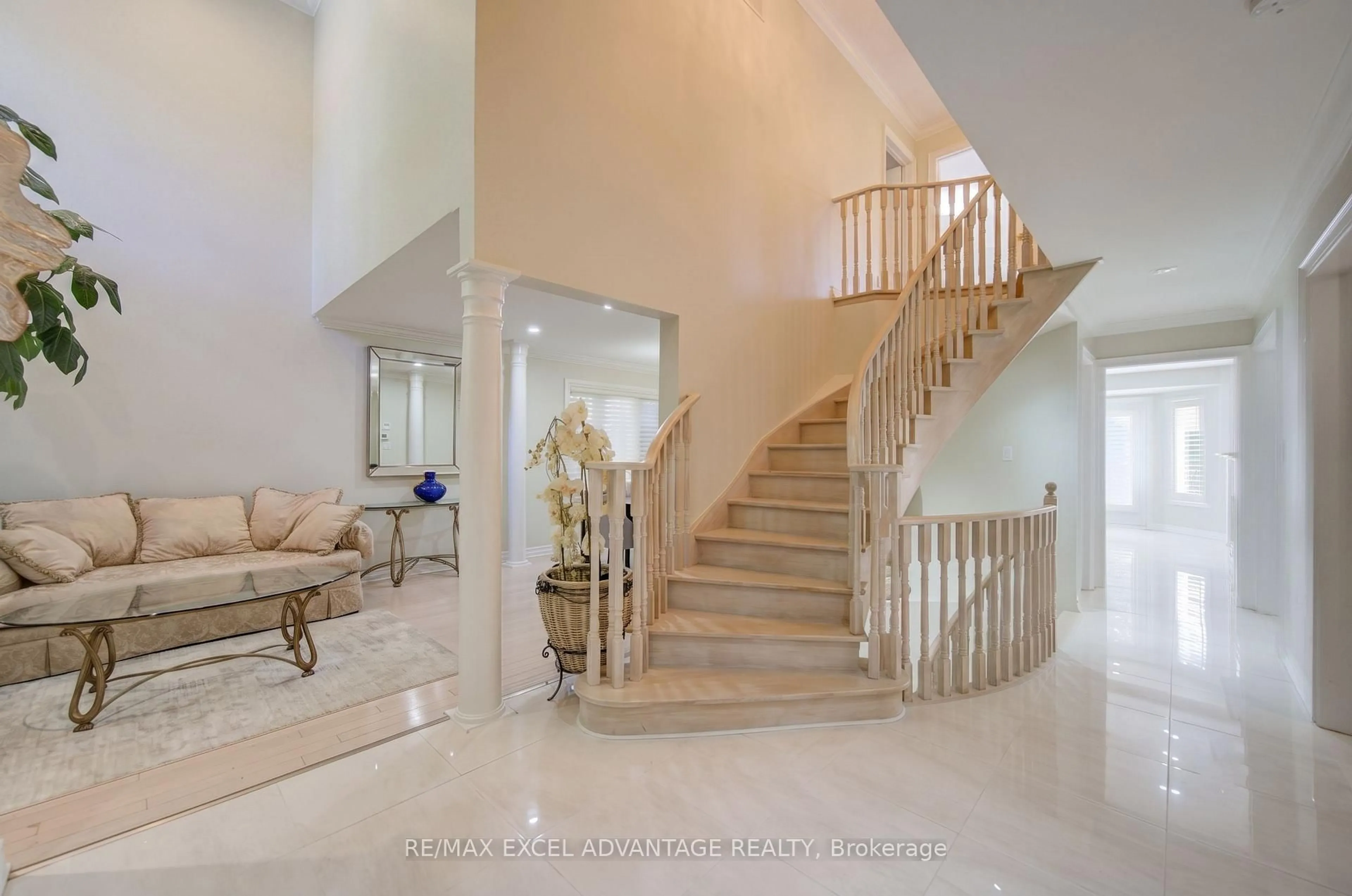 Indoor foyer for 5470 Middleport Cres, Mississauga Ontario L4Z 3V2