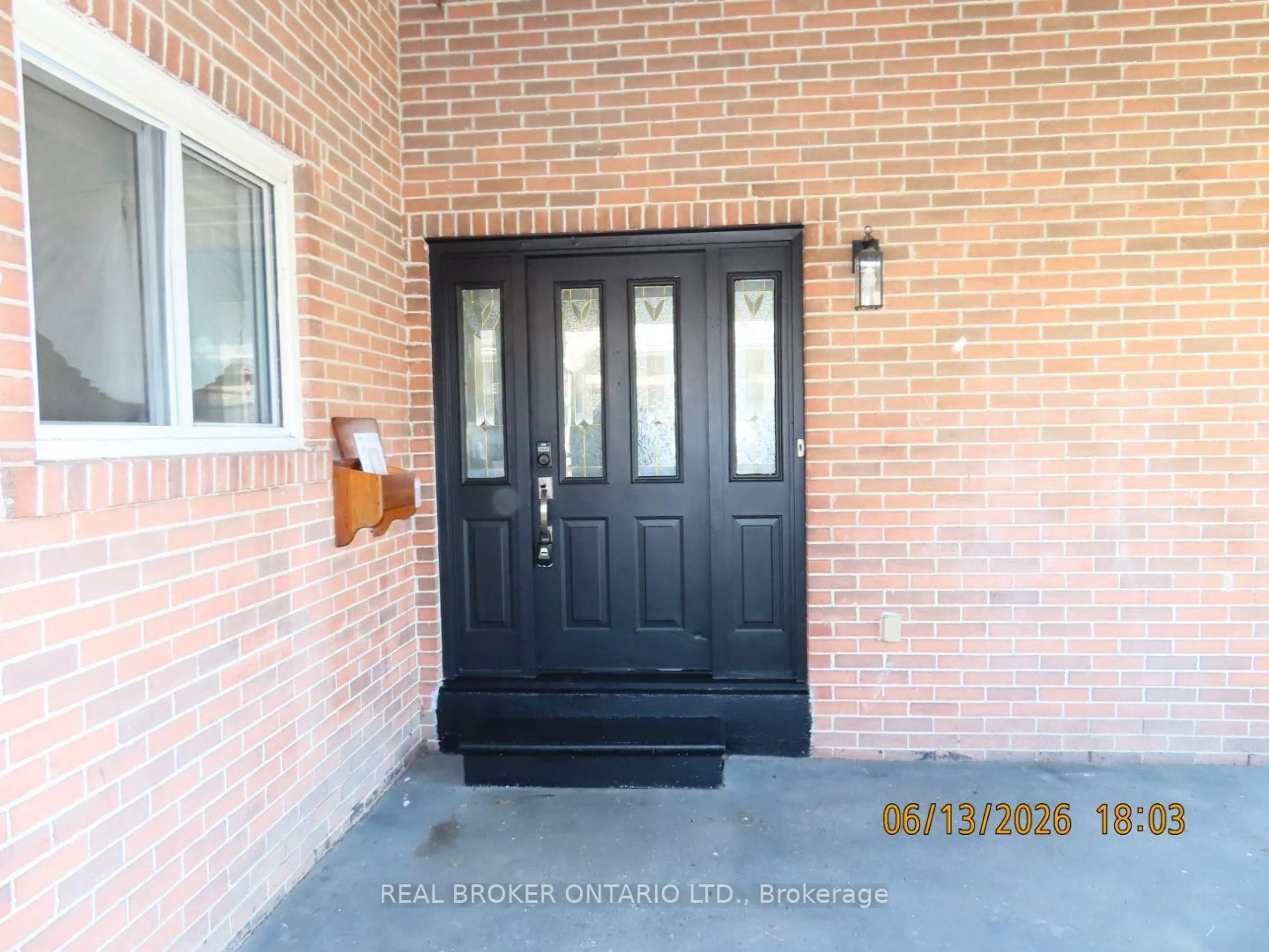 Indoor entryway for 11 Cathcart Cres, Brampton Ontario L6T 2A4