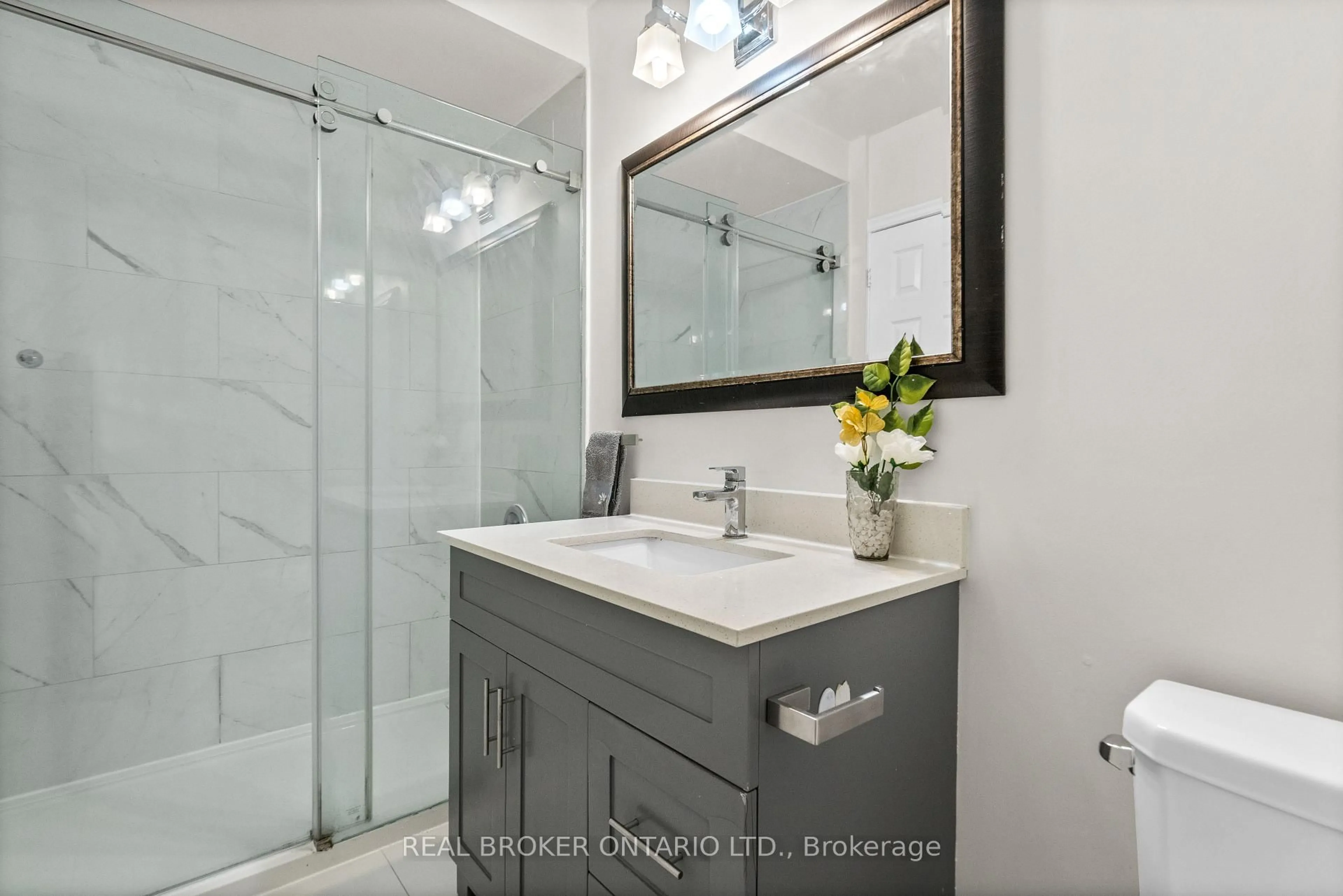 Standard bathroom, ceramic/tile floor for 11 Cathcart Cres, Brampton Ontario L6T 2A4