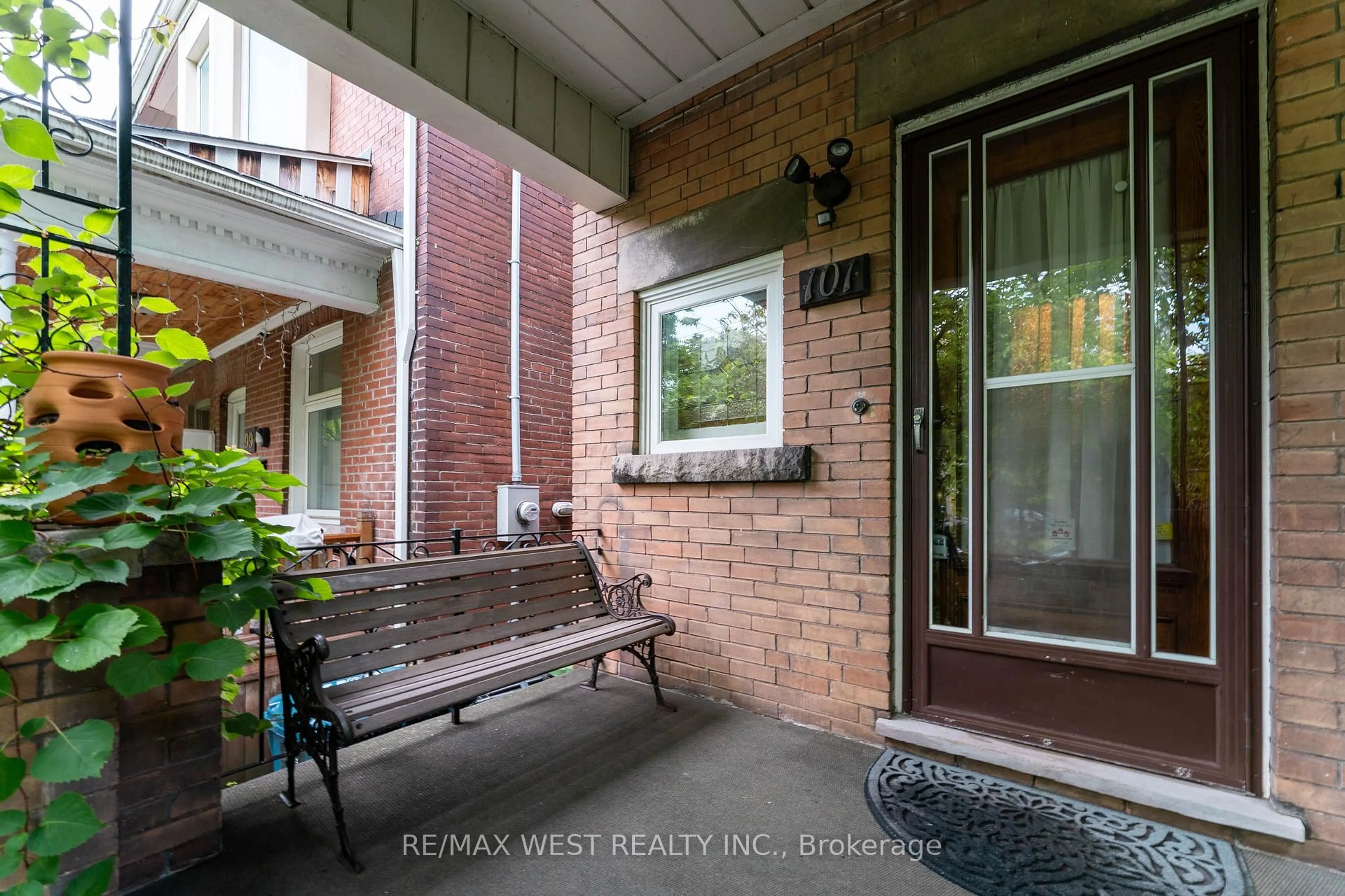 Indoor entryway for 101 Grenadier Rd, Toronto Ontario M6R 1R1