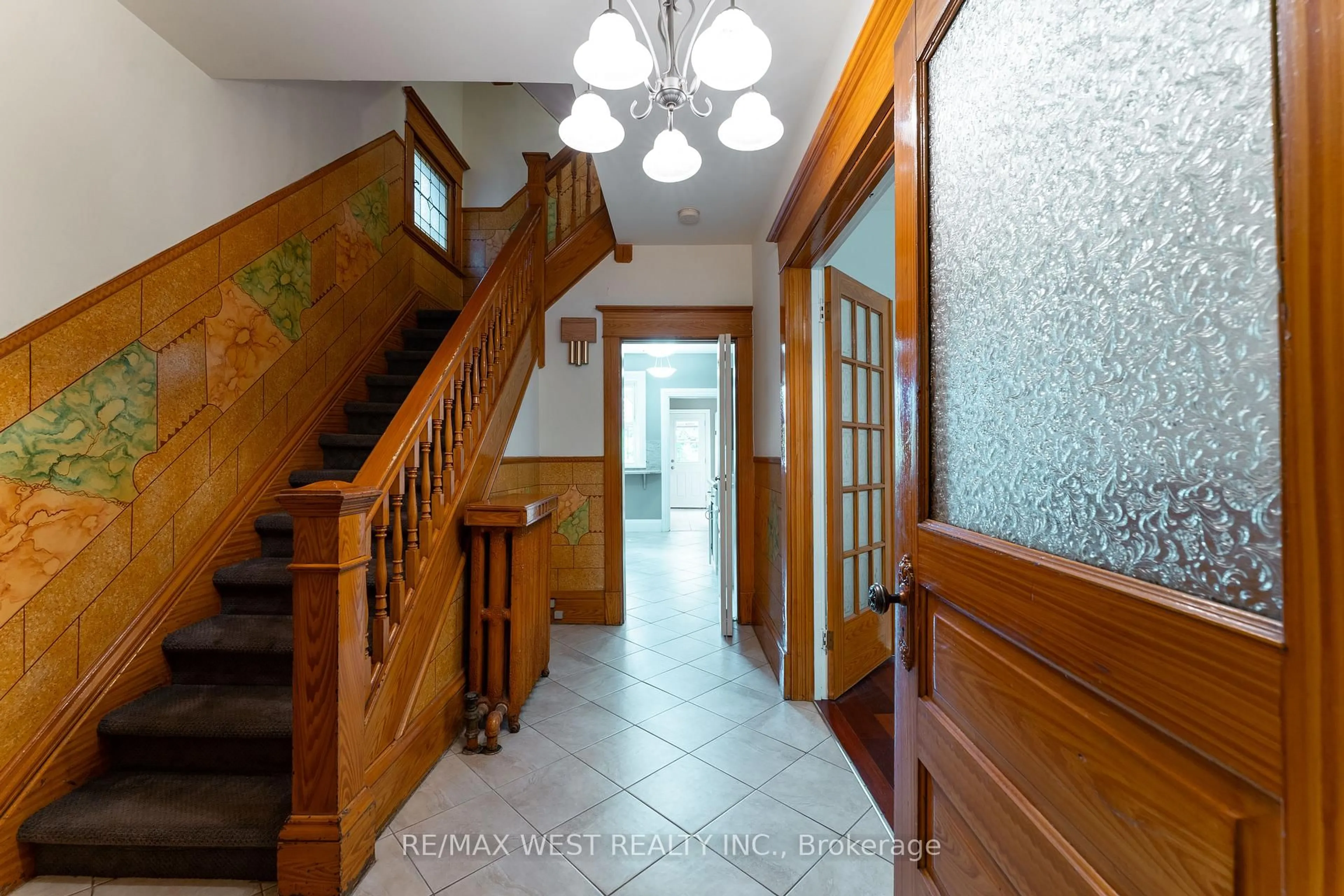 Indoor foyer for 101 Grenadier Rd, Toronto Ontario M6R 1R1
