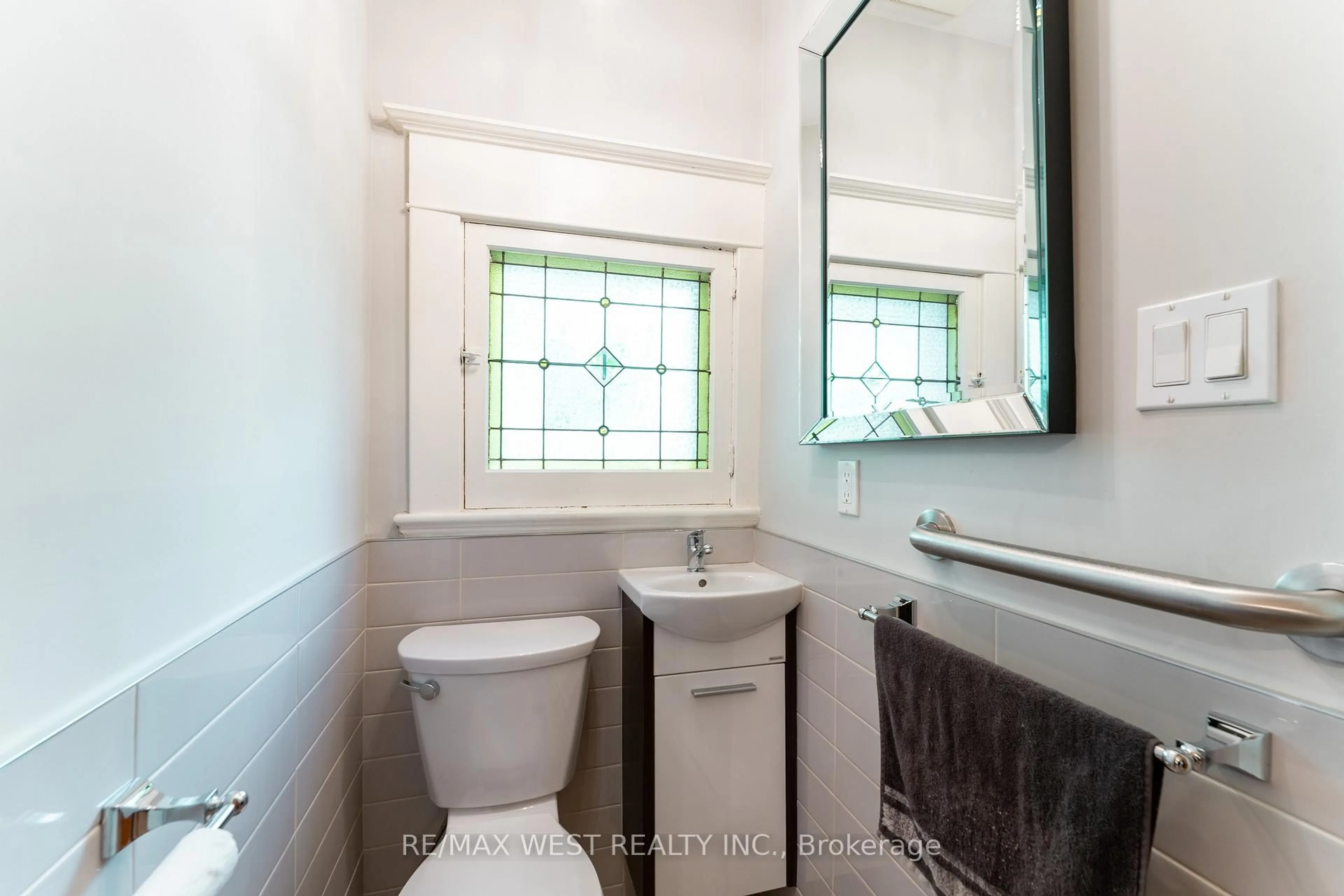 Standard bathroom, ceramic/tile floor for 101 Grenadier Rd, Toronto Ontario M6R 1R1