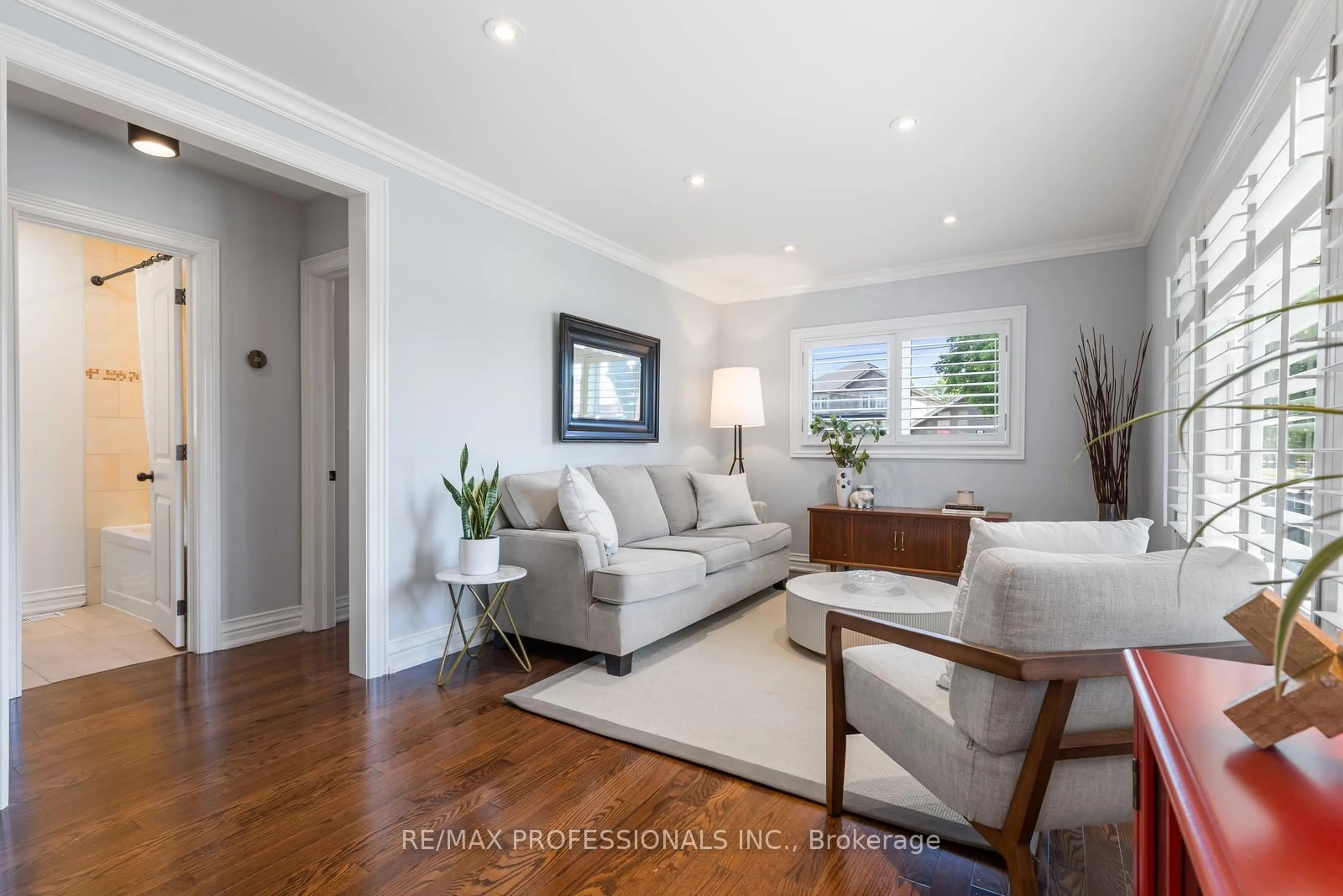 Living room with furniture, wood/laminate floor for 869 First St, Mississauga Ontario L5E 1A6