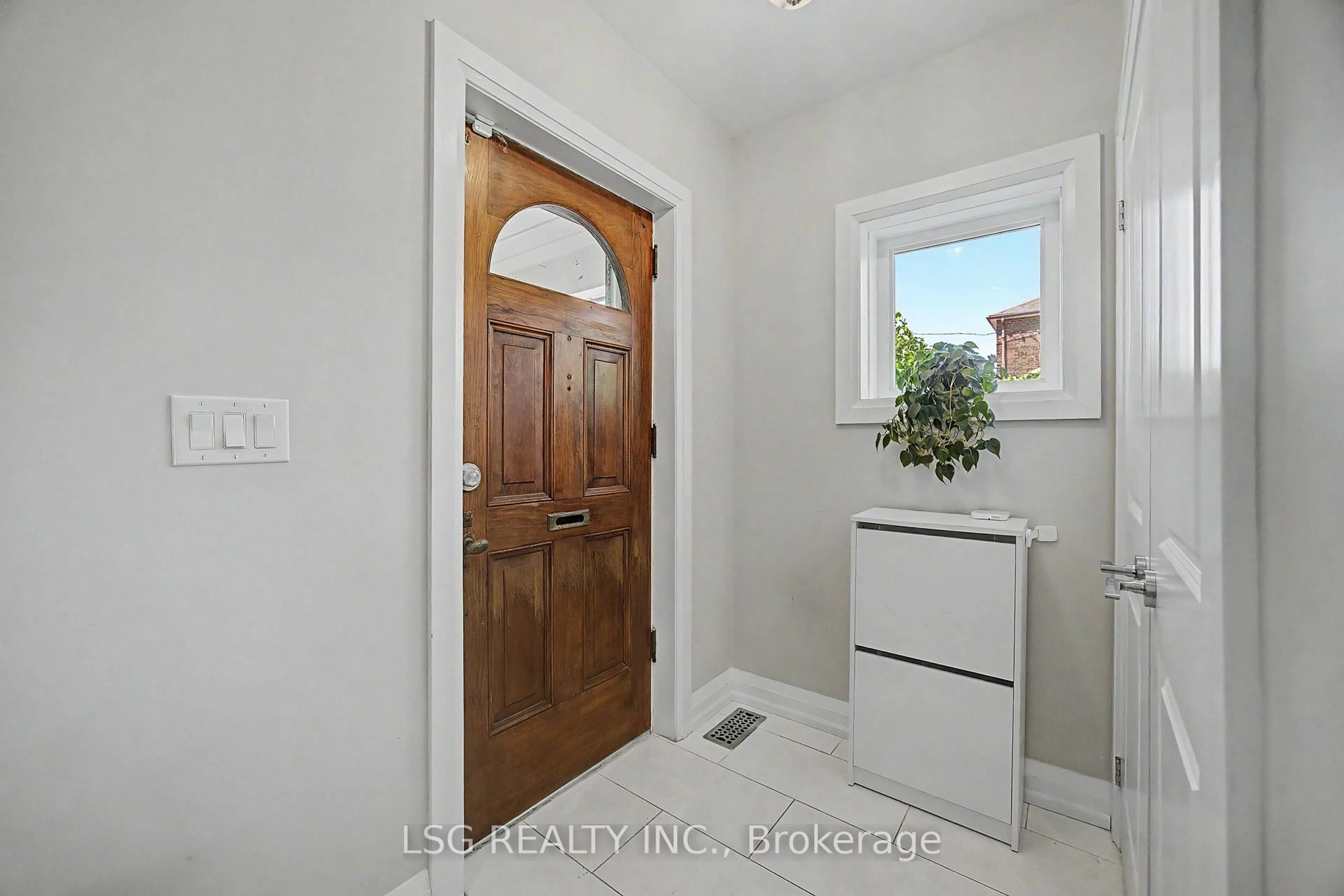 Indoor entryway for 474 Whitmore Ave, Toronto Ontario M6E 2N7