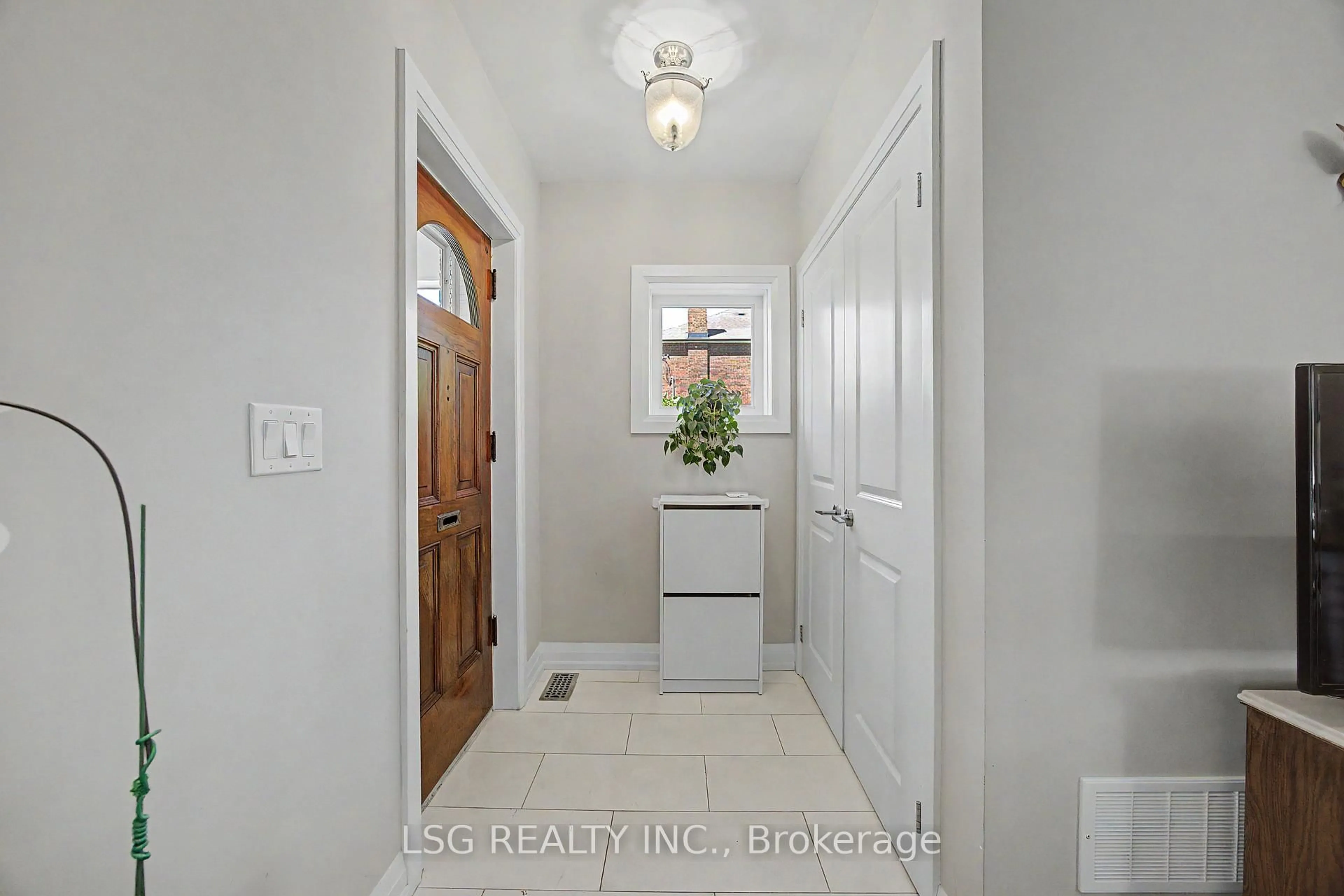 Indoor entryway for 474 Whitmore Ave, Toronto Ontario M6E 2N7