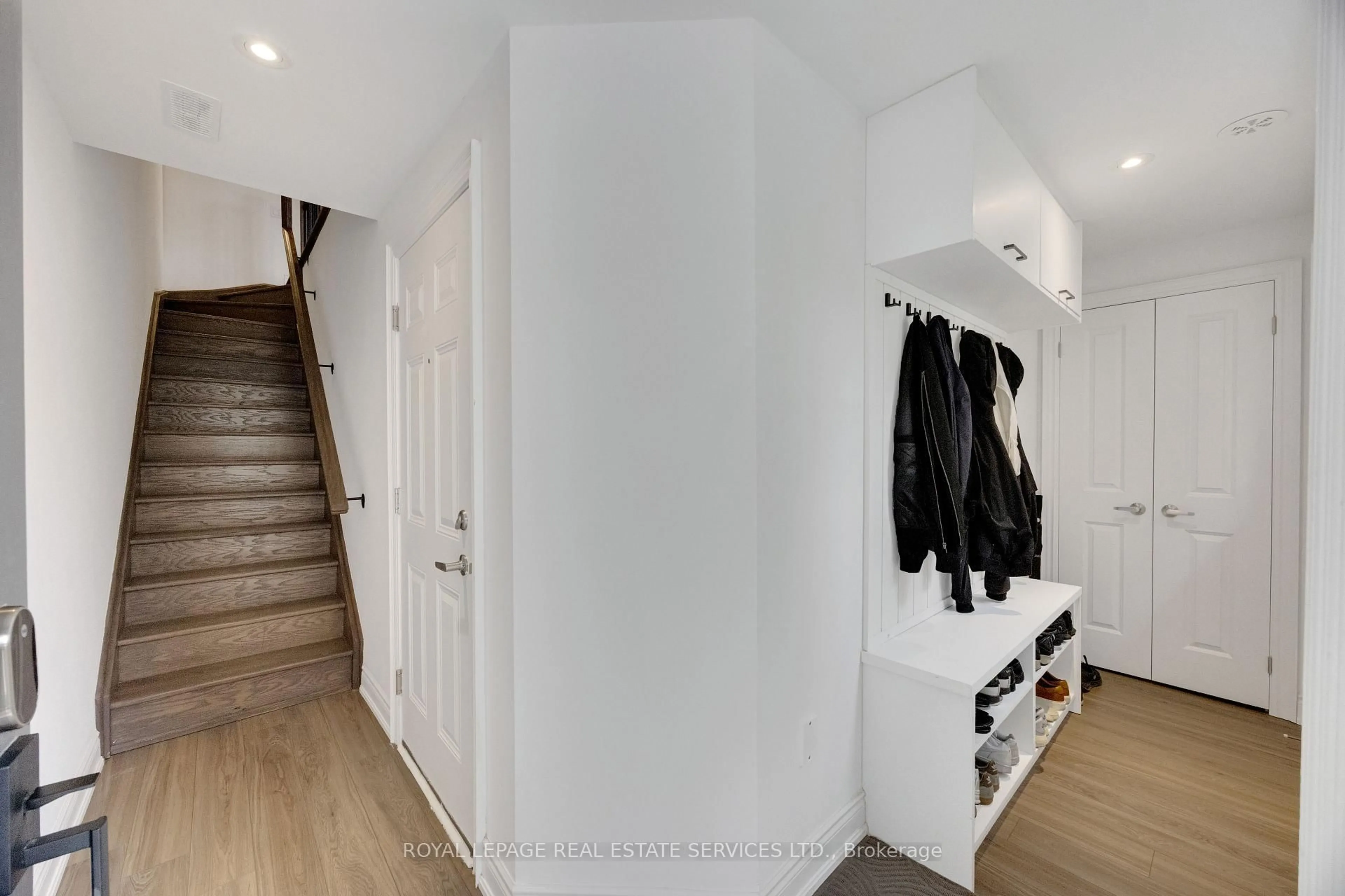 Indoor entryway for 35 Lunar Cres, Mississauga Ontario L5M 2P6
