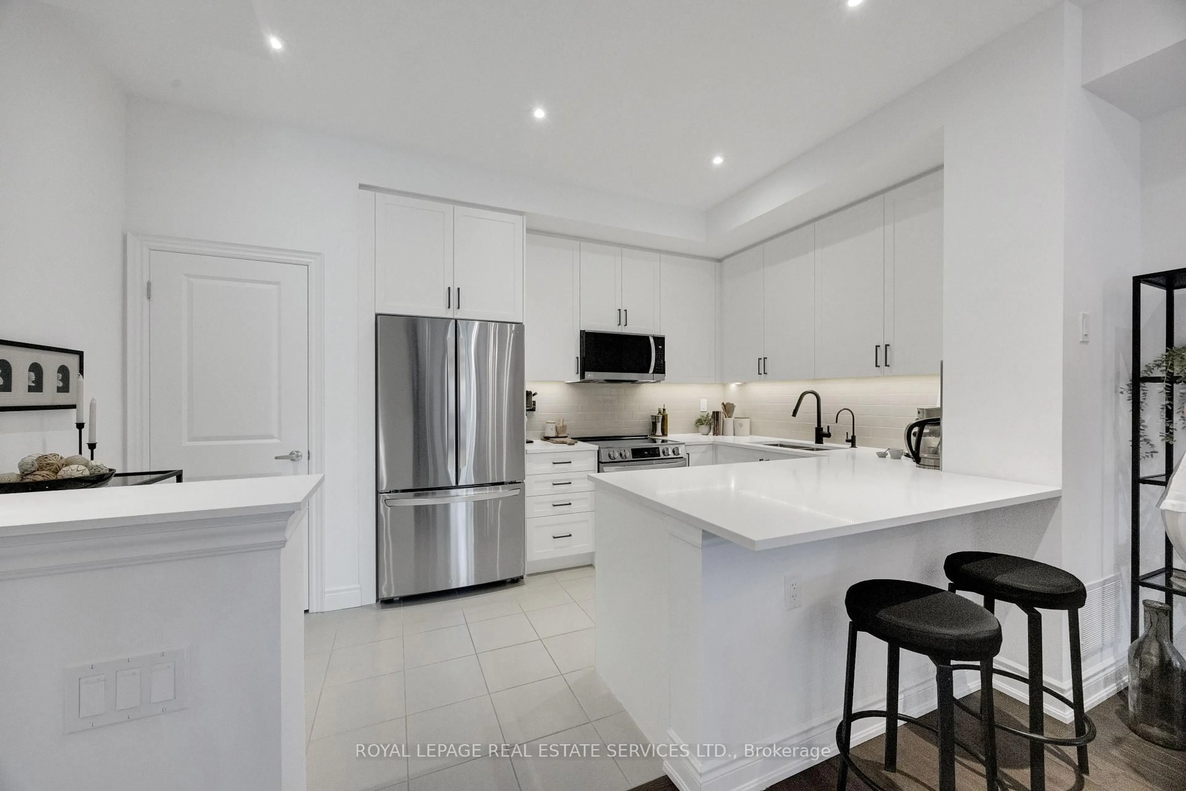 Open concept kitchen, ceramic/tile floor for 35 Lunar Cres, Mississauga Ontario L5M 2P6
