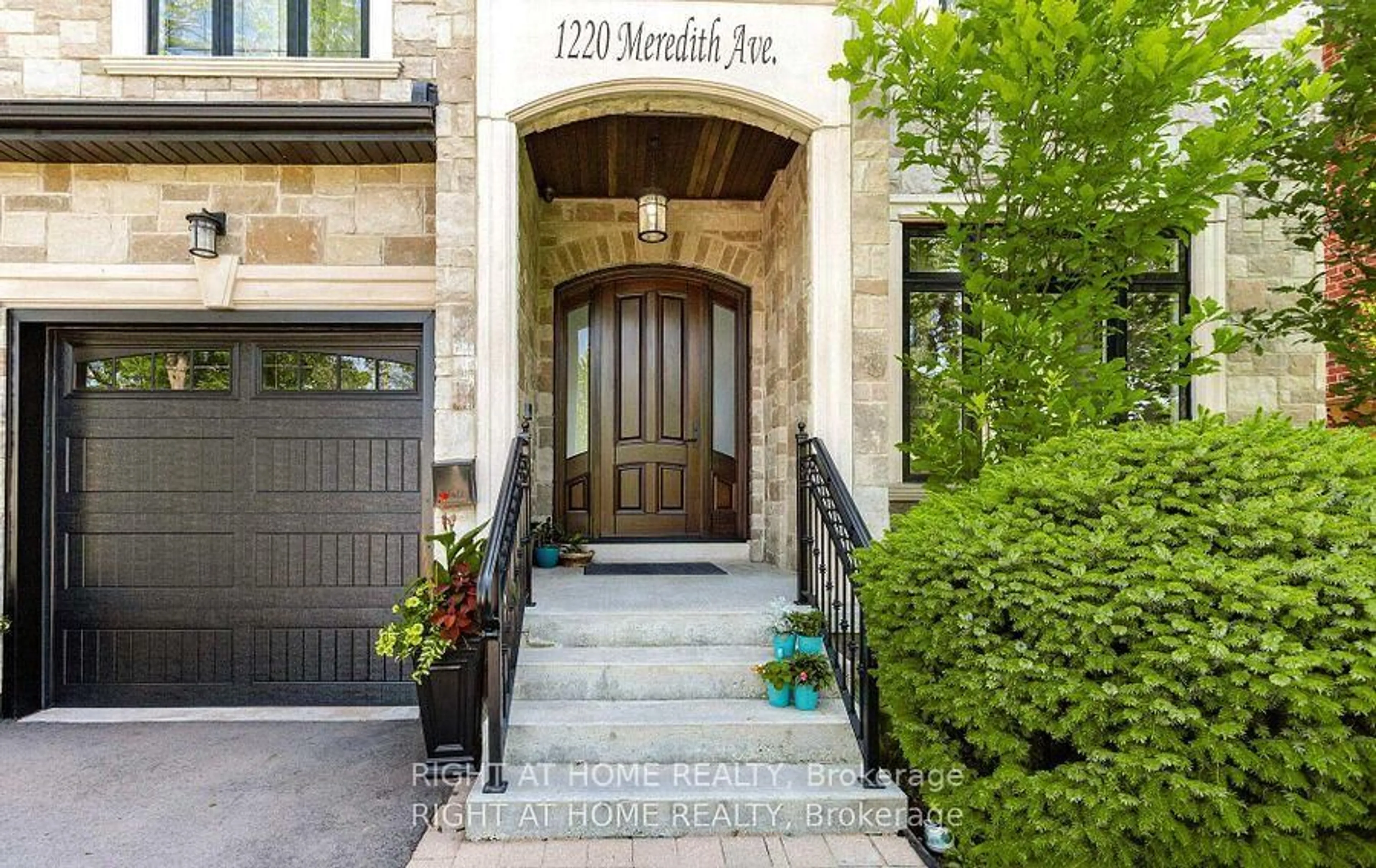 Indoor entryway for 1220 Meredith Ave, Mississauga Ontario L5E 2E3
