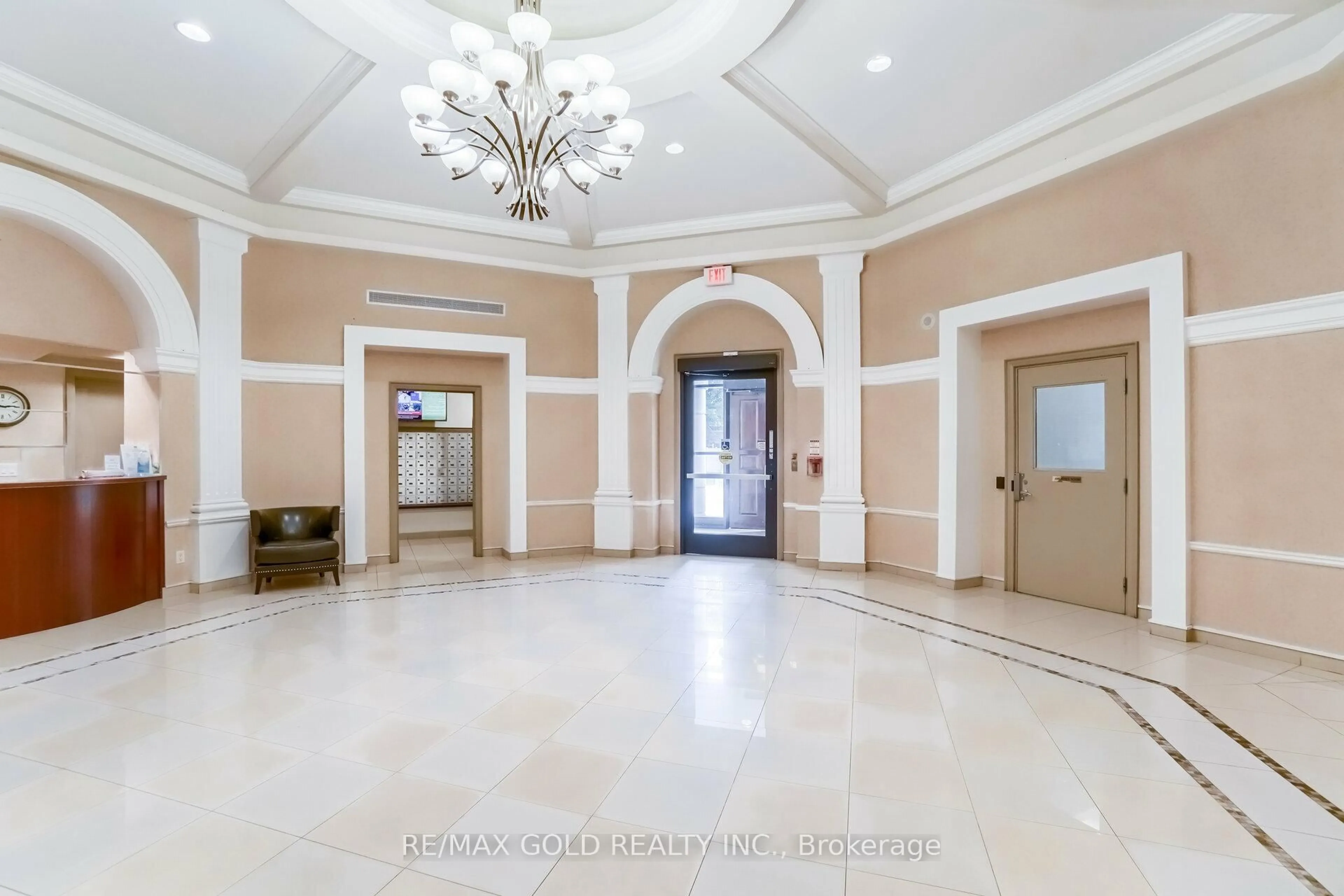 Indoor foyer for 220 Forum Dr #102, Mississauga Ontario L4Z 4K1