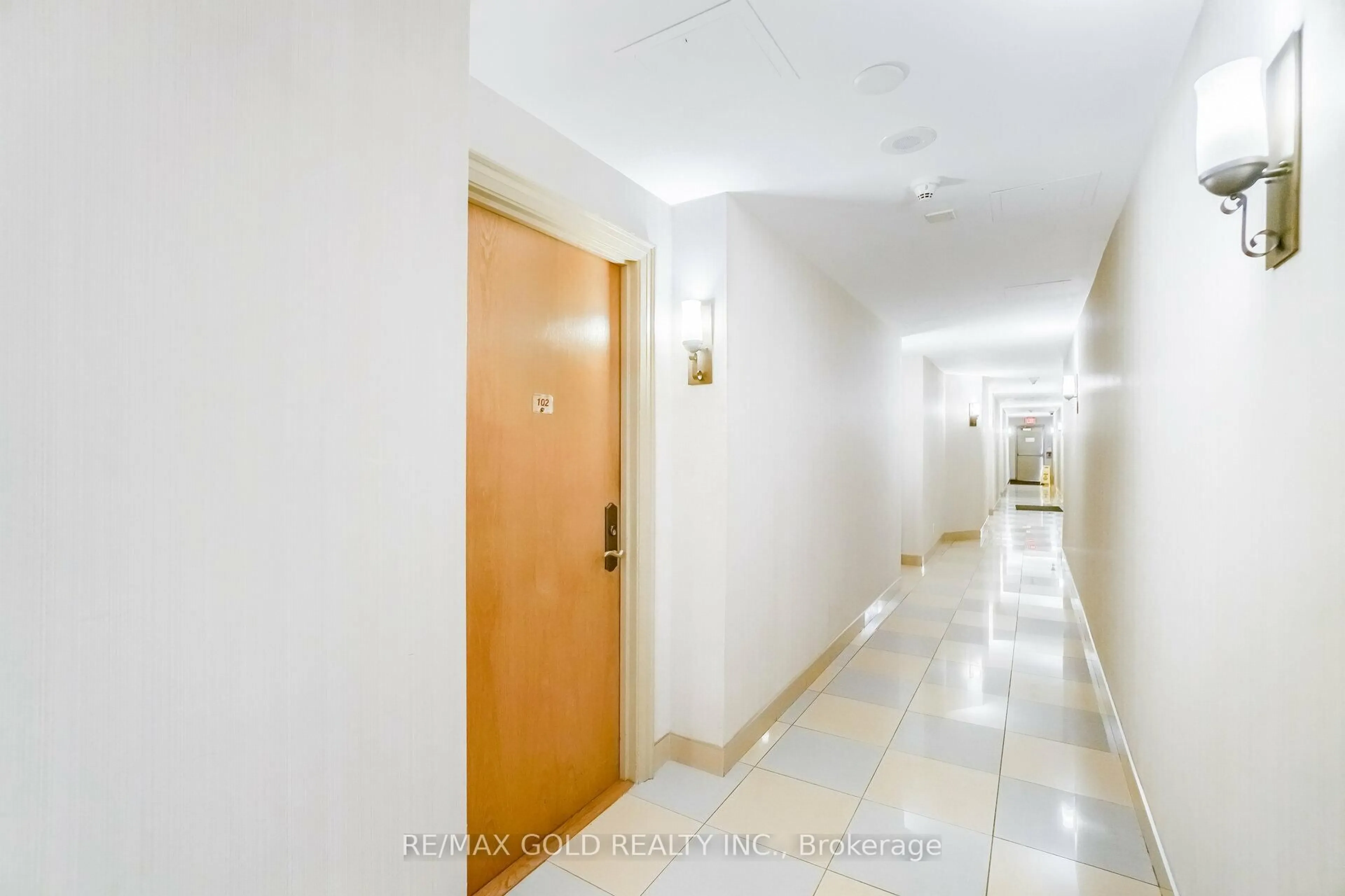 Indoor foyer for 220 Forum Dr #102, Mississauga Ontario L4Z 4K1