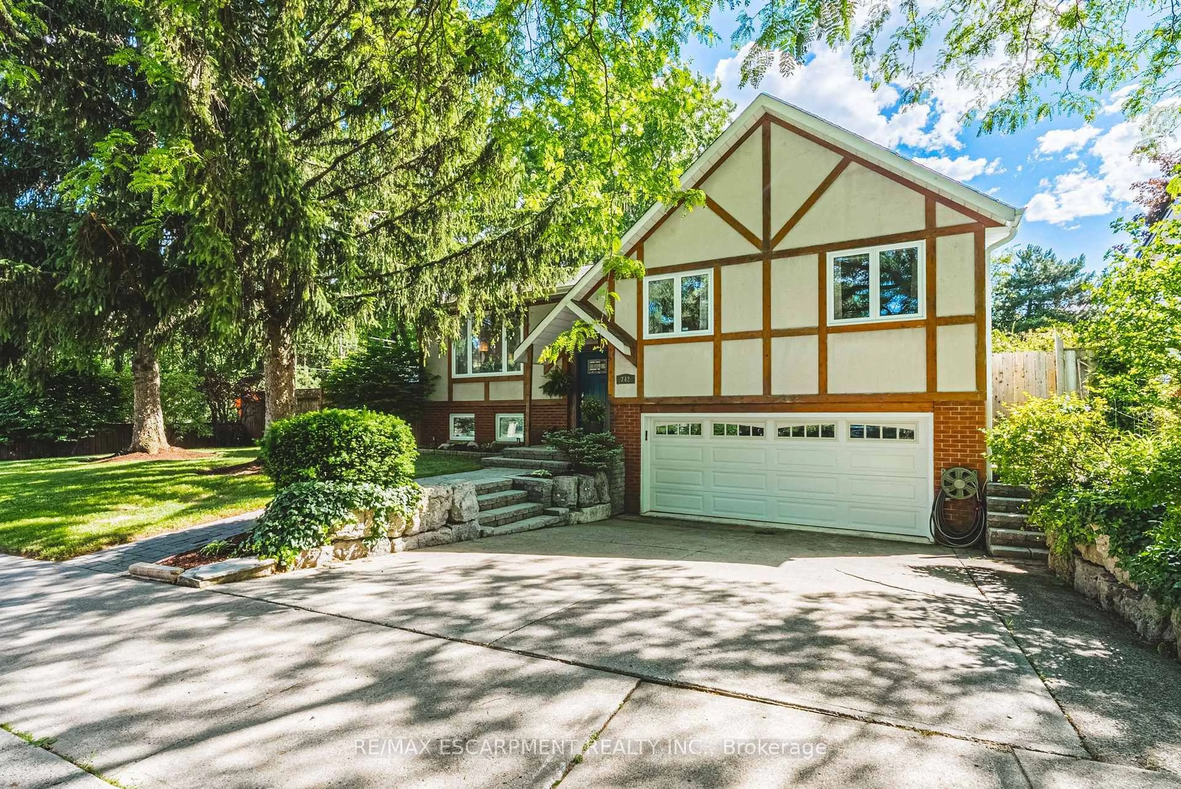 Home with vinyl exterior material, street for 742 Francis Rd, Burlington Ontario L7T 4A3