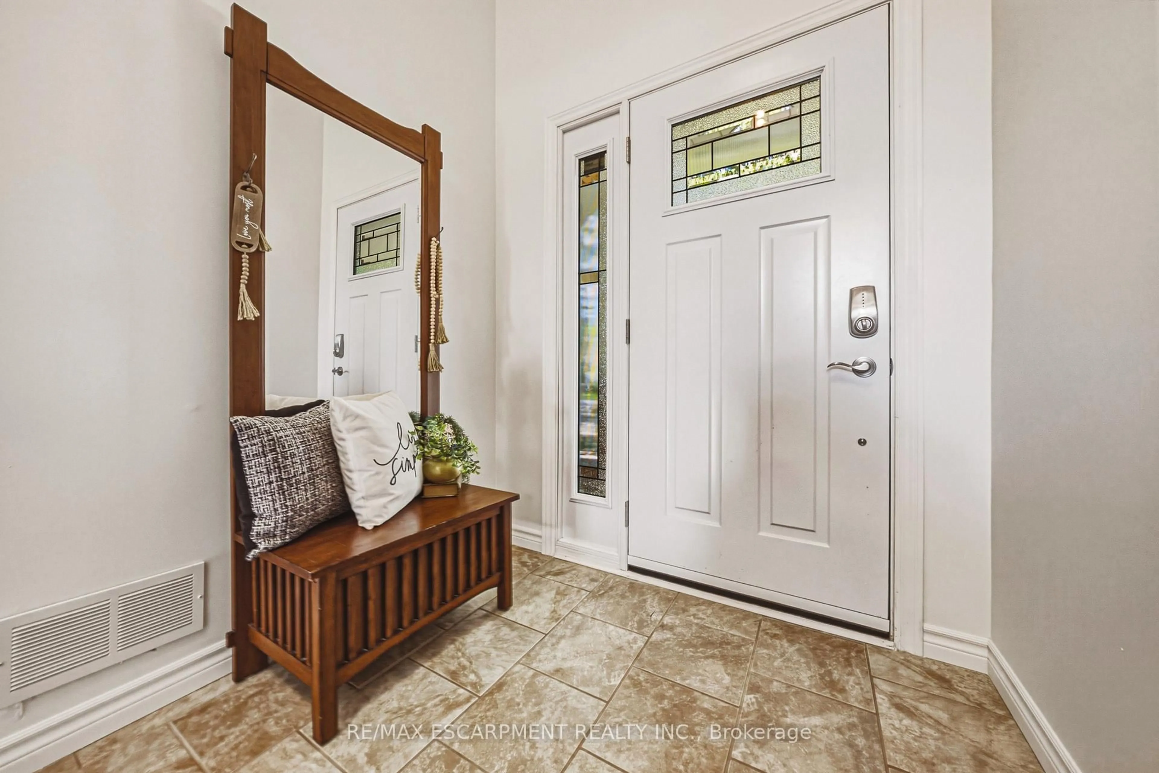 Indoor entryway for 742 Francis Rd, Burlington Ontario L7T 4A3