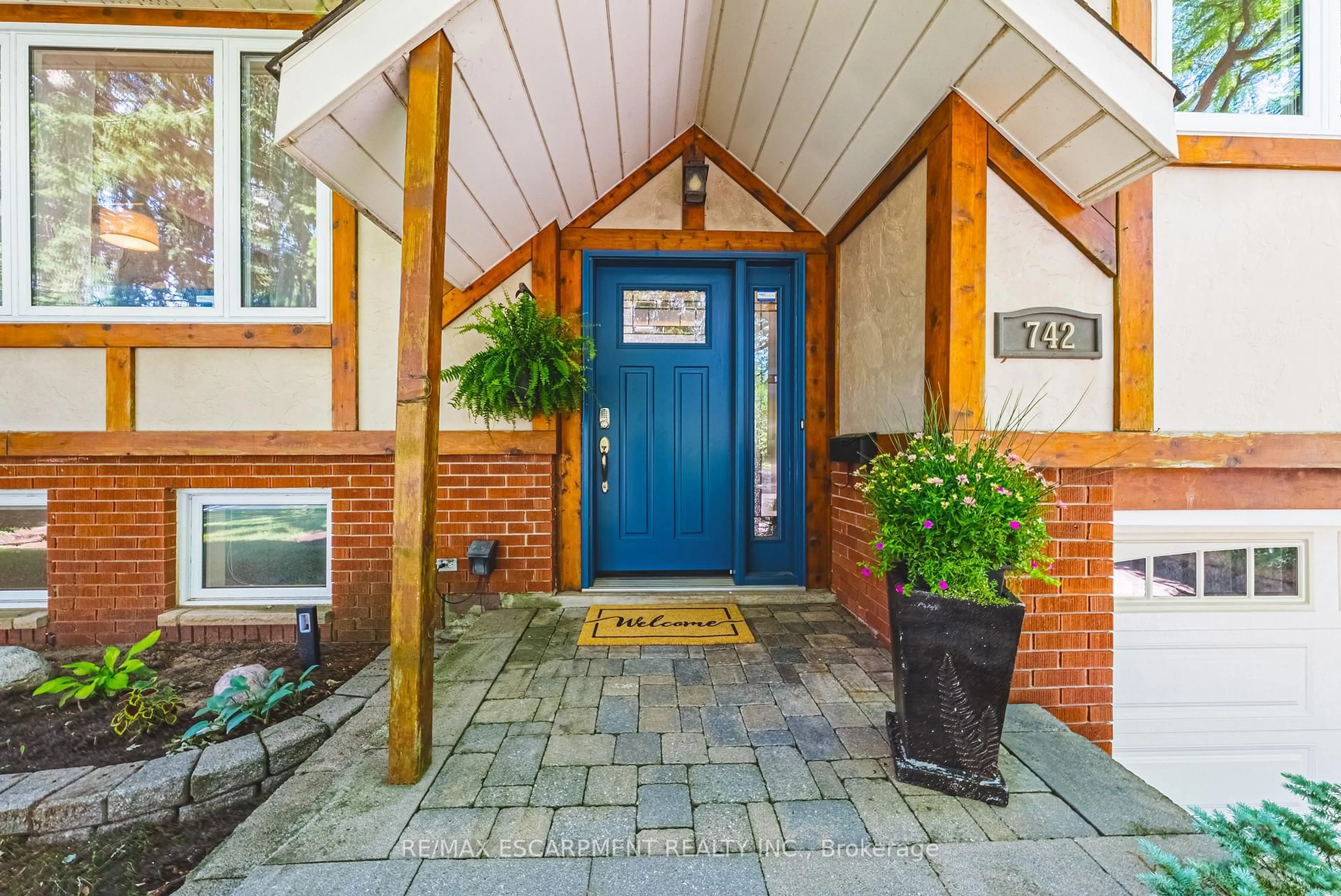 Indoor entryway for 742 Francis Rd, Burlington Ontario L7T 4A3